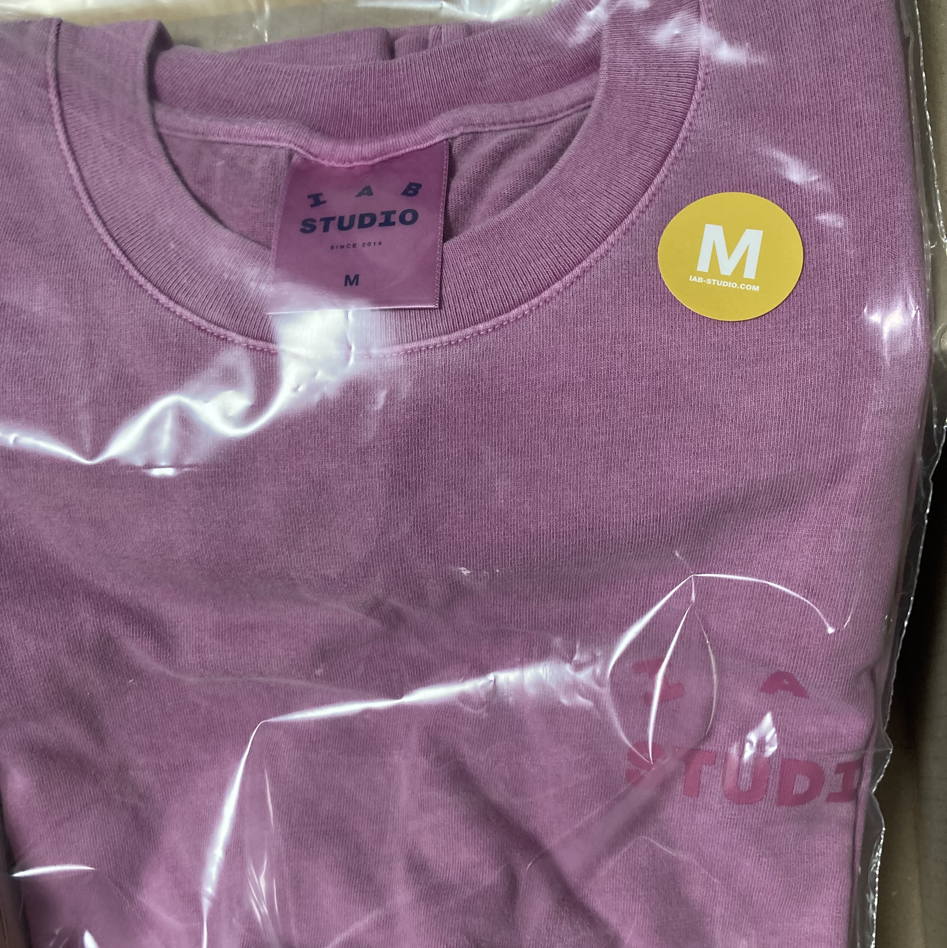 IAB Studio Pigment T-Shirt Magenta 착용 스타일