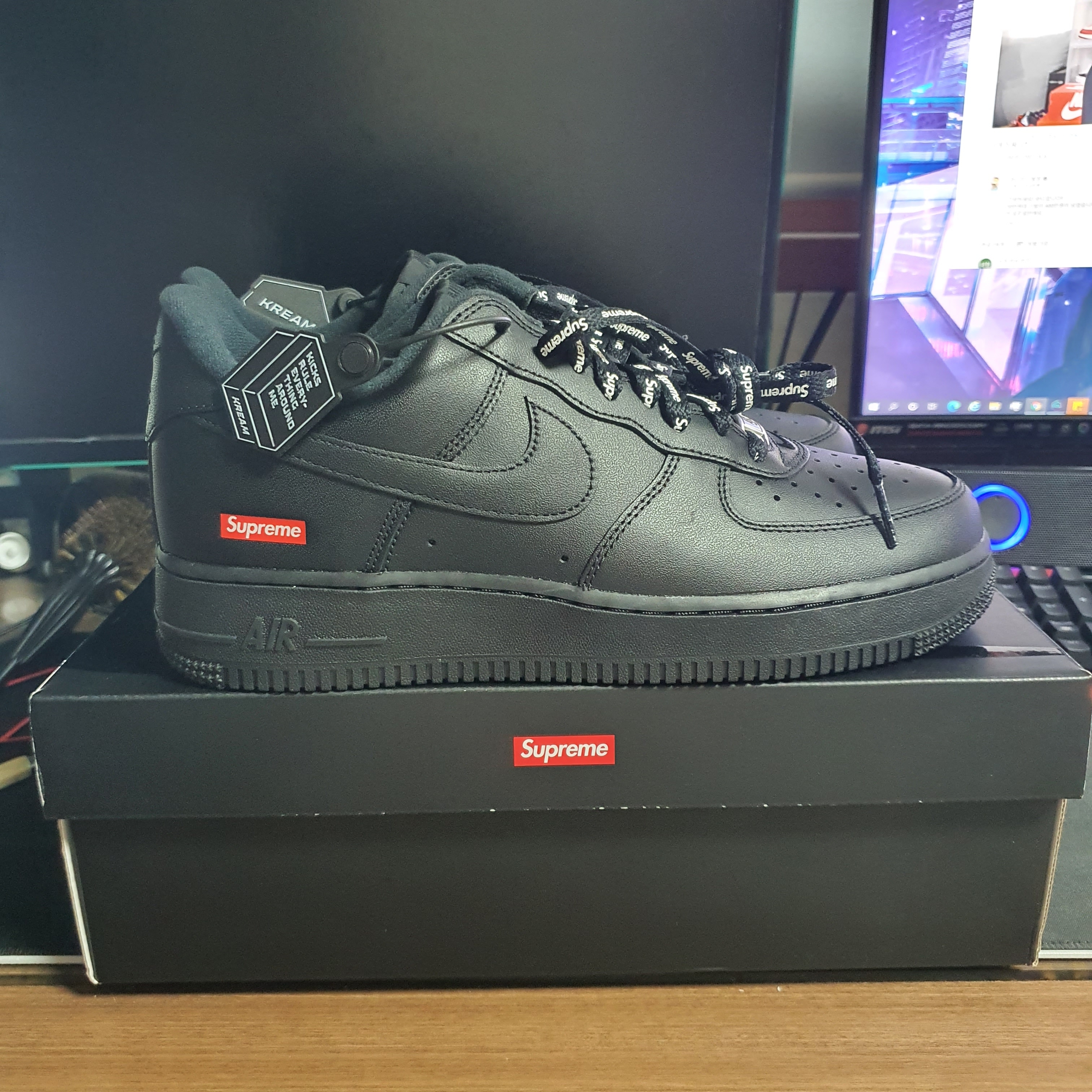 Nike x Supreme Air Force 1 Low Black 착용 스타일 - 2