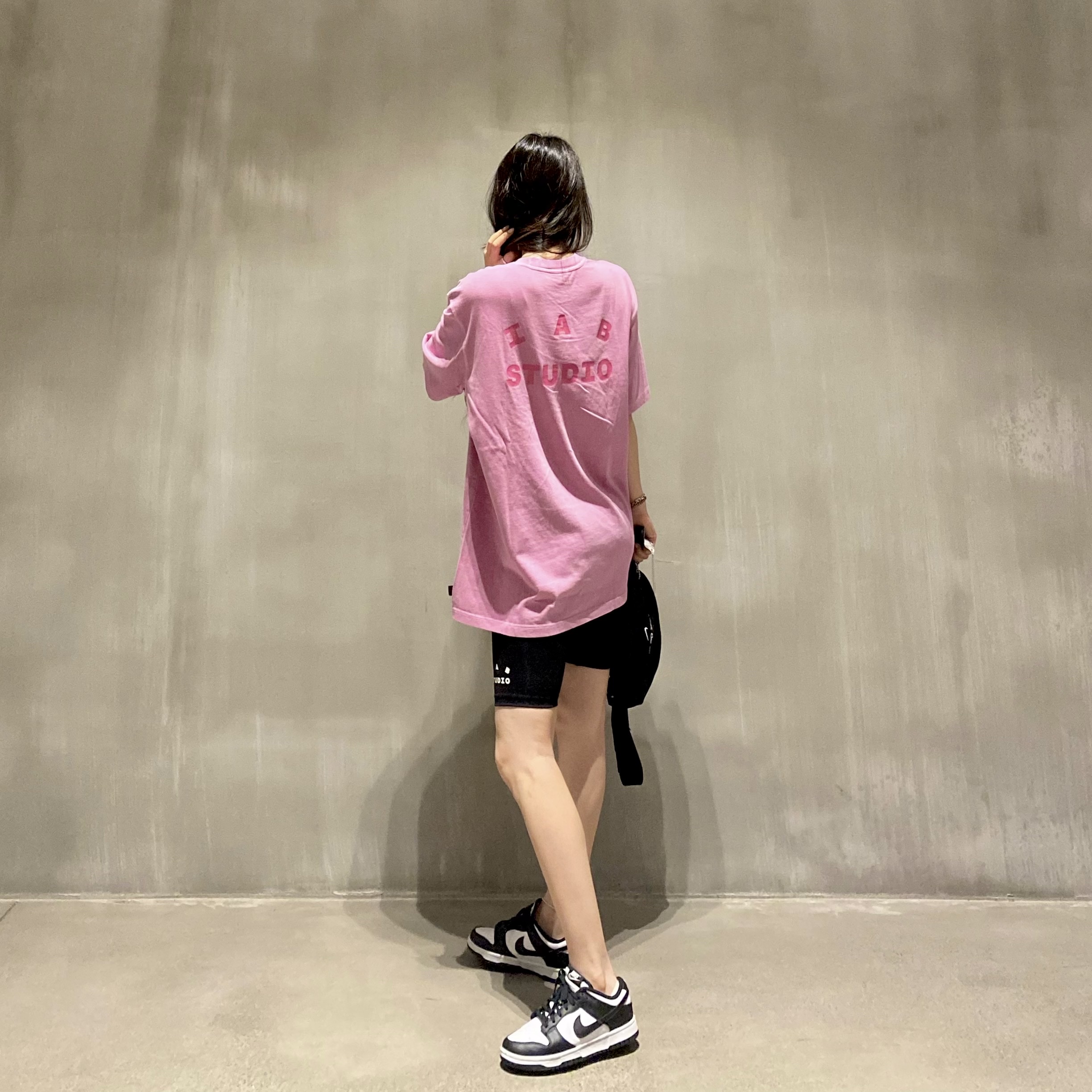 IAB Studio Pigment T-Shirt Magenta, (W) IAB Studio Leggings Shorts Black 착용 스타일 - 2