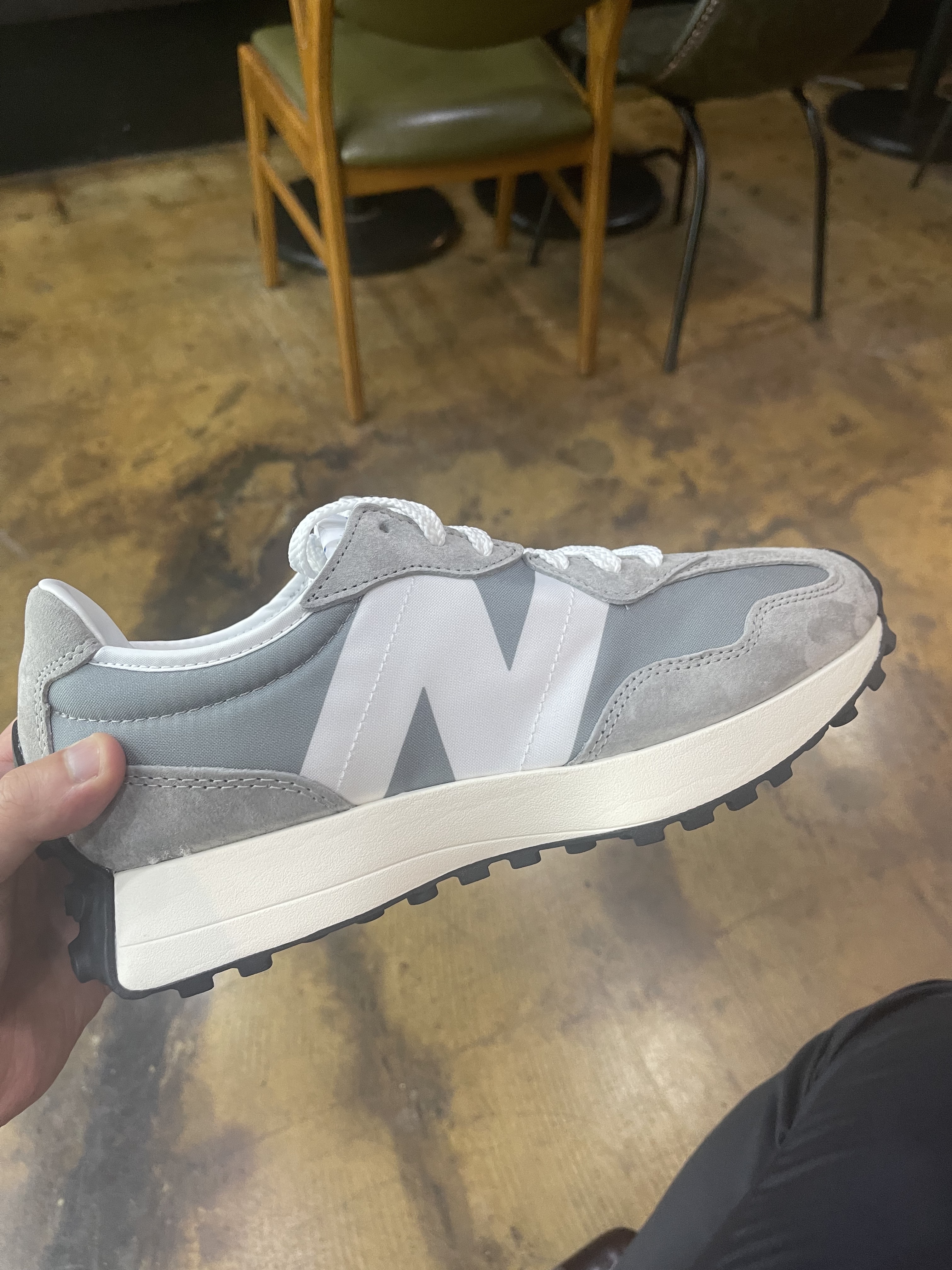 New Balance 327 Grey 착용 스타일 - 1