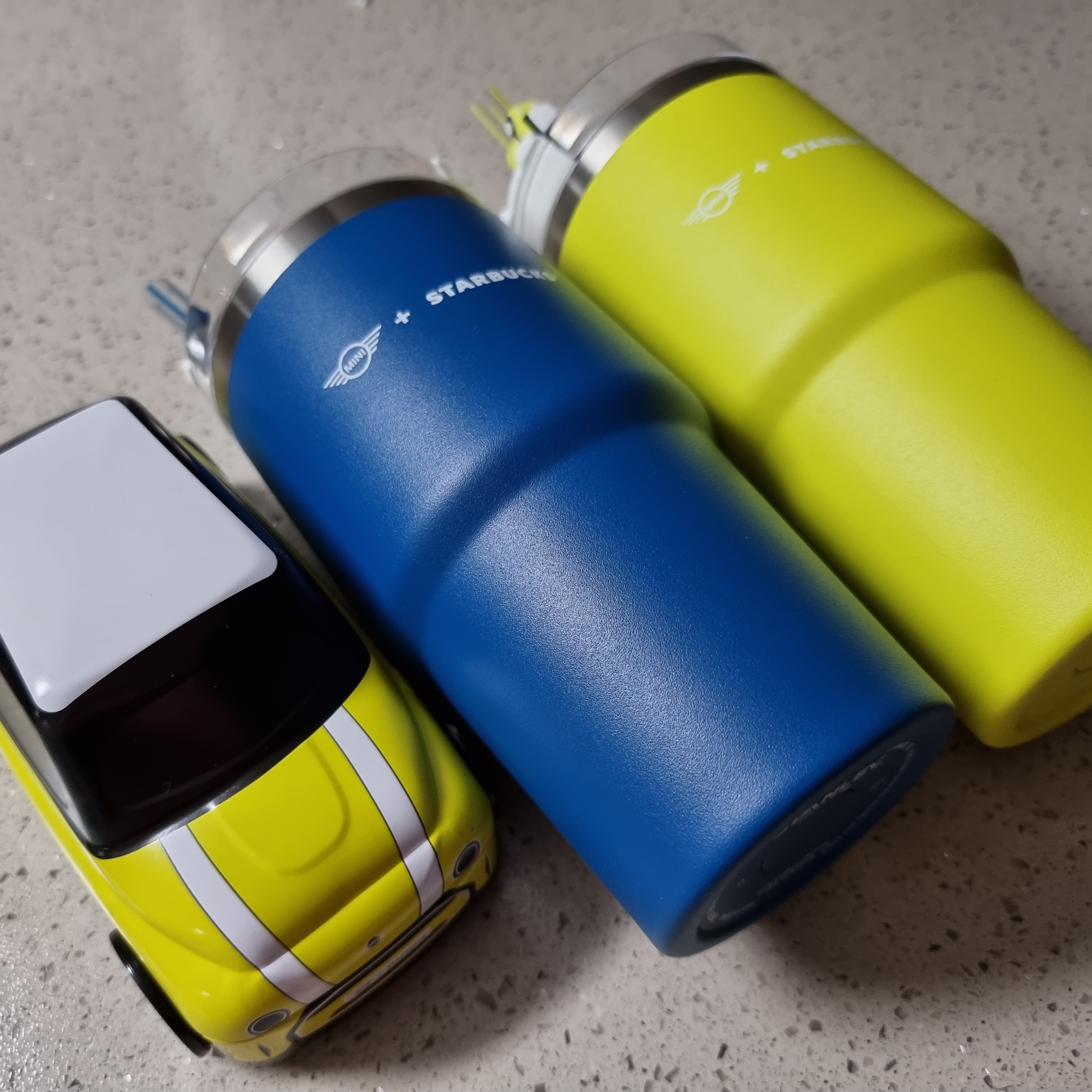 Stanley x Starbucks x MINI SS Quencher Lime Tumbler 591ml, Stanley x Starbucks x MINI SS Quencher Blue Tumbler 591ml 착용 스타일 - 1