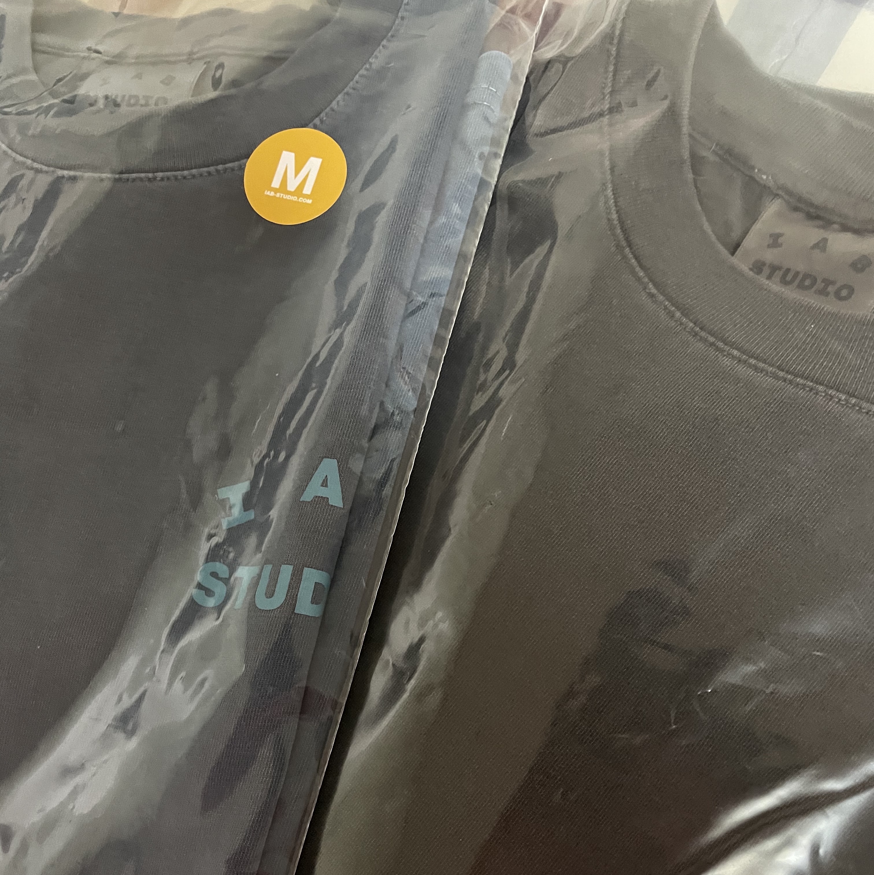 IAB Studio Pigment T-Shirt Black, IAB Studio Pigment T-Shirt Blue 착용 스타일