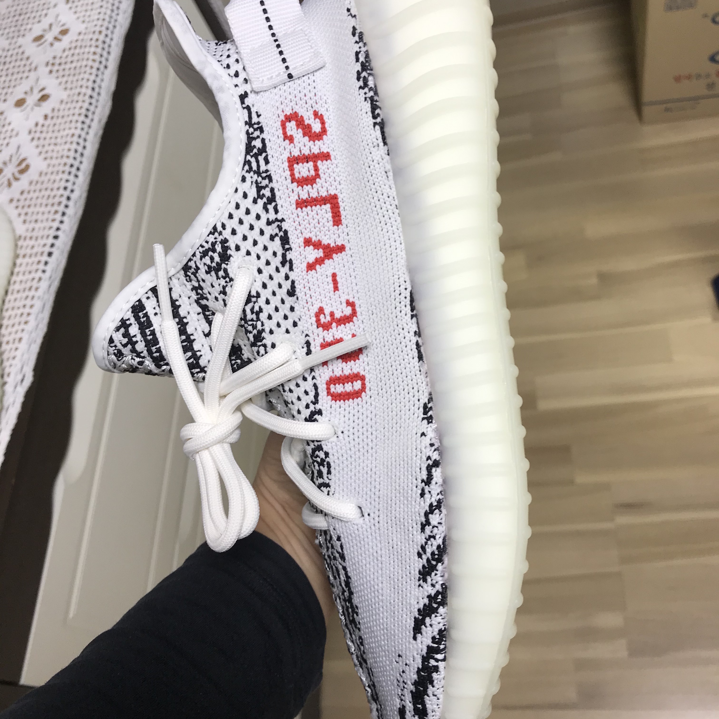 Adidas Yeezy Boost 350 V2 Zebra 2017/2019/2020 착용 스타일 - 2