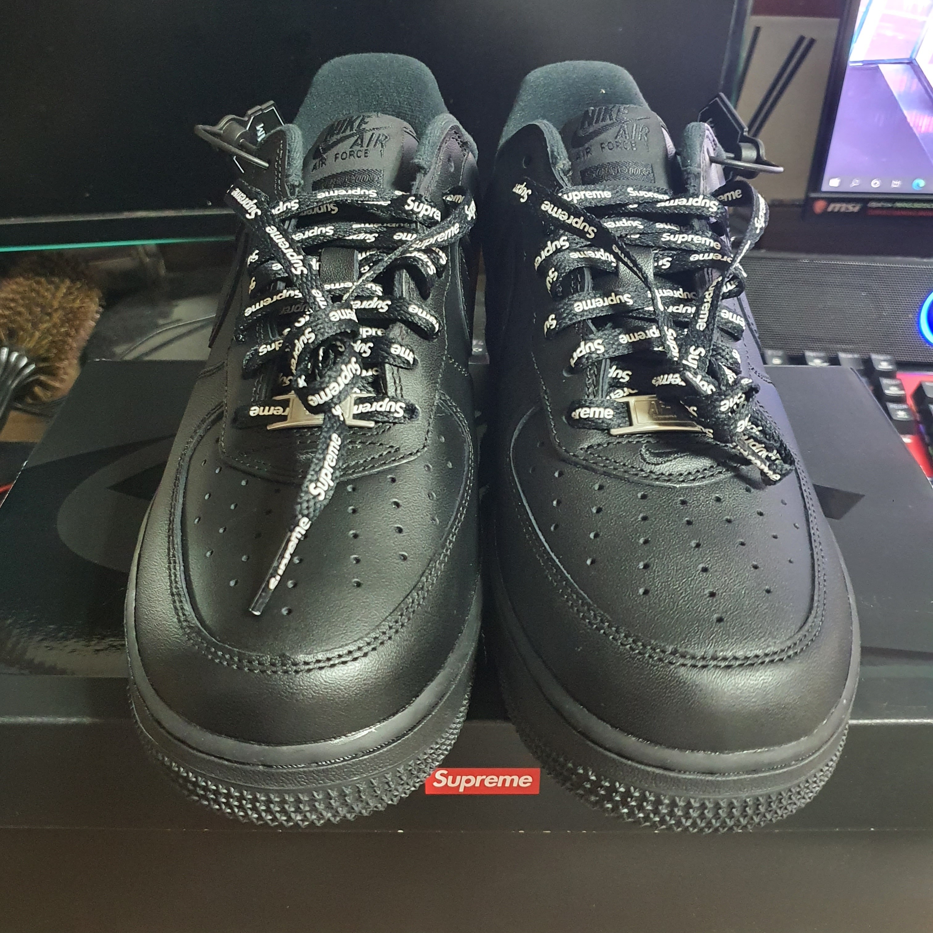 Nike x Supreme Air Force 1 Low Black 착용 스타일 - 3