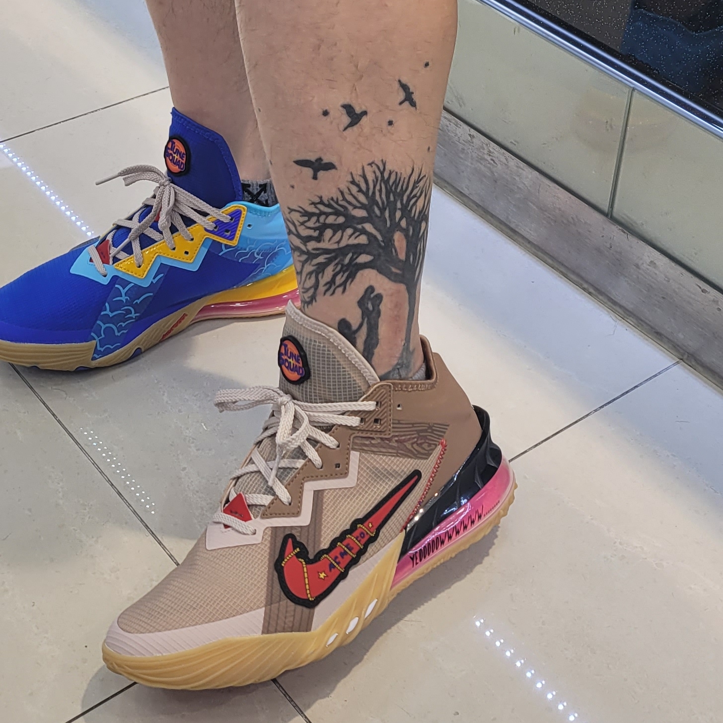 Nike LeBron 18 Low Wile E. vs Roadrunner 착용 스타일 - 4
