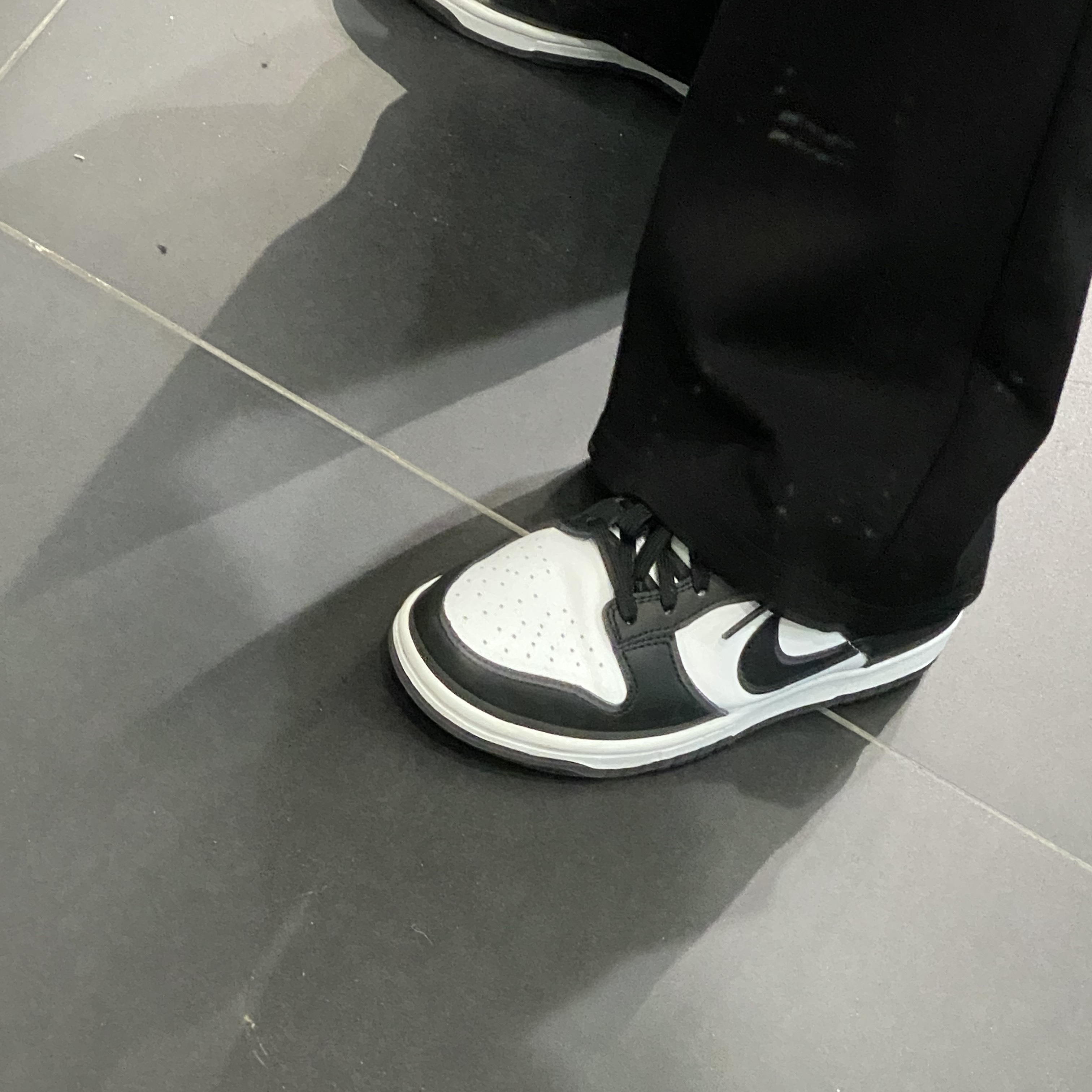 (W) Nike Dunk Low Black 착용 스타일 - 1