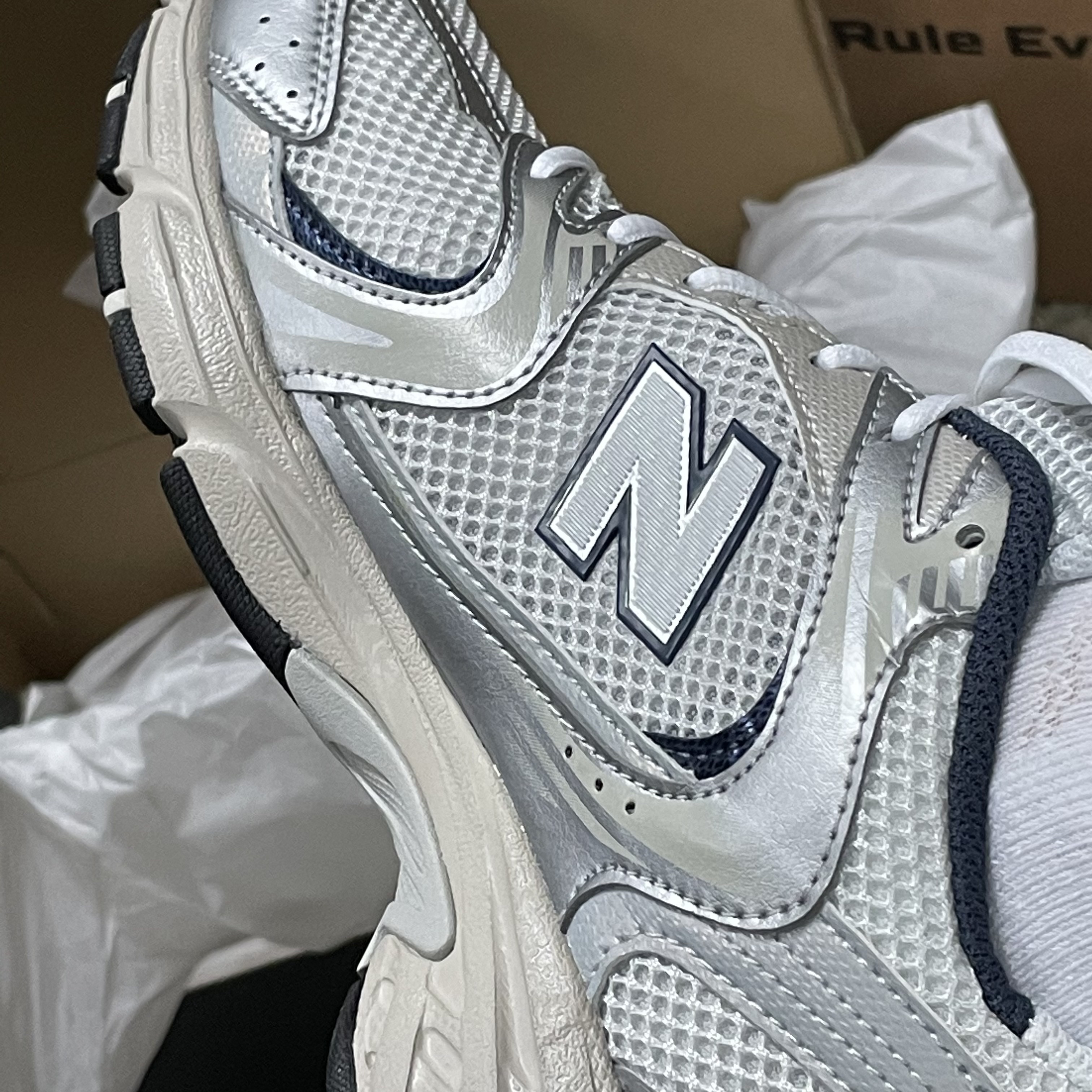 New Balance 530 Steel Grey 착용 스타일 - 2