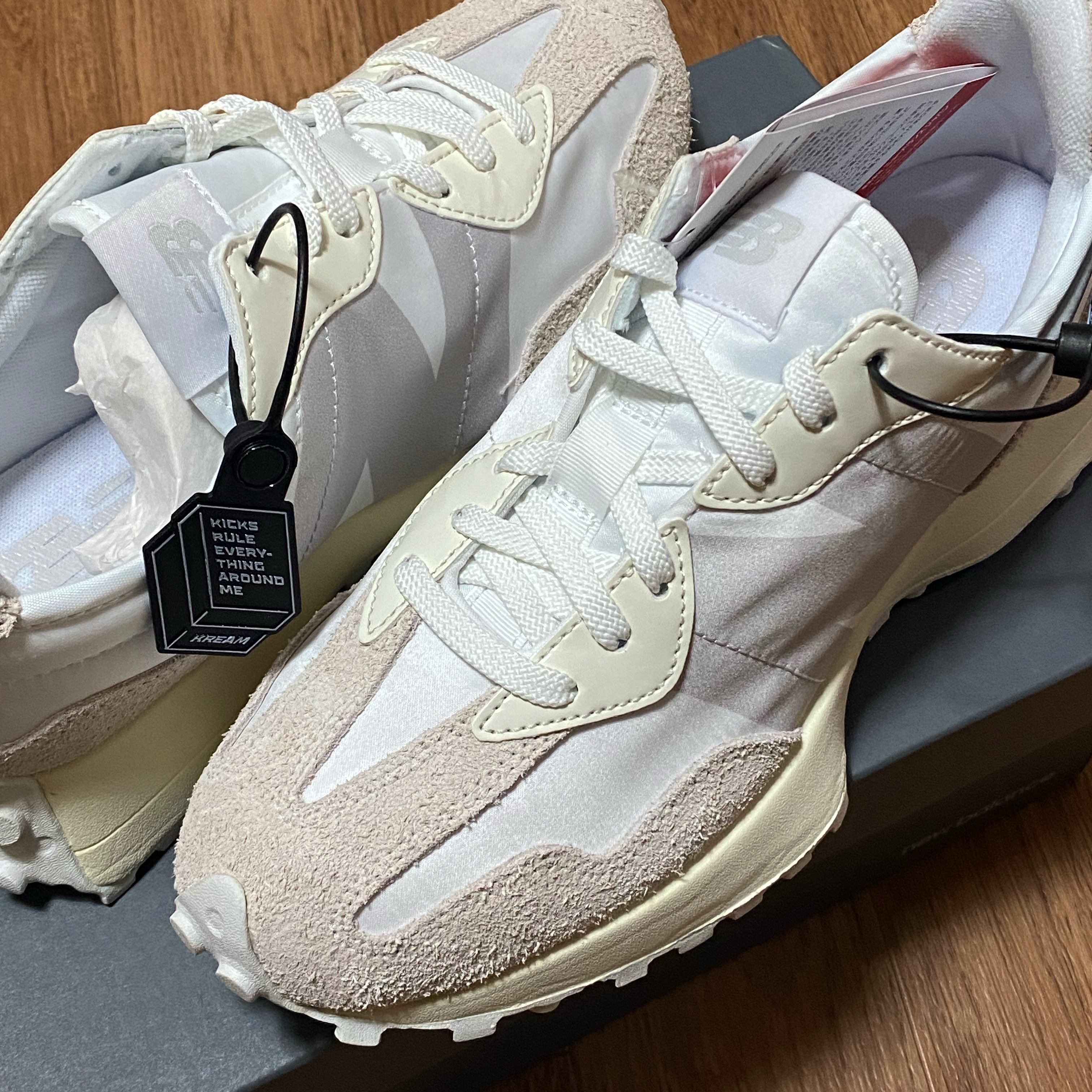 (W) New Balance 327 White Moonbeam 착용 스타일
