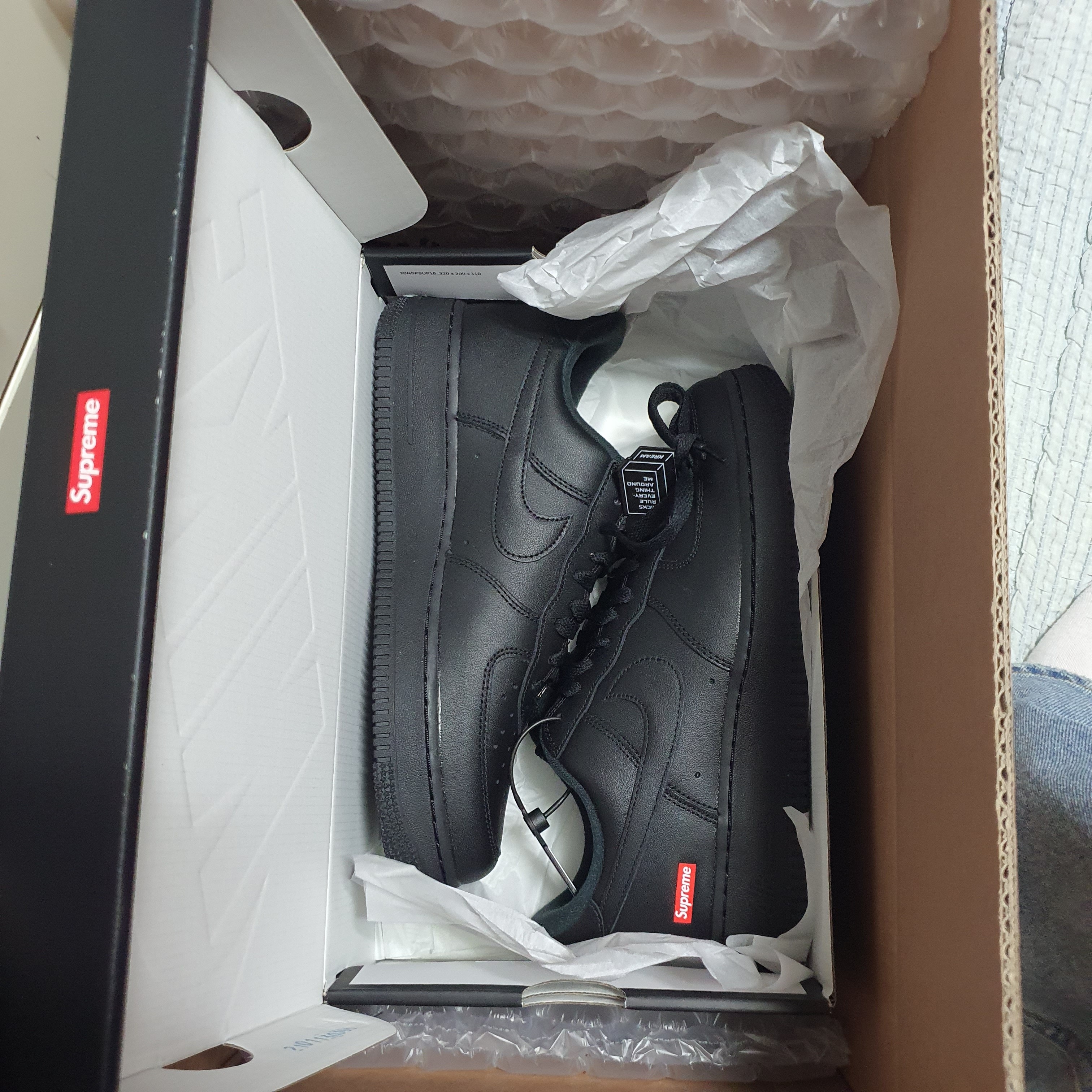 Nike x Supreme Air Force 1 Low Black 착용 스타일 - 1