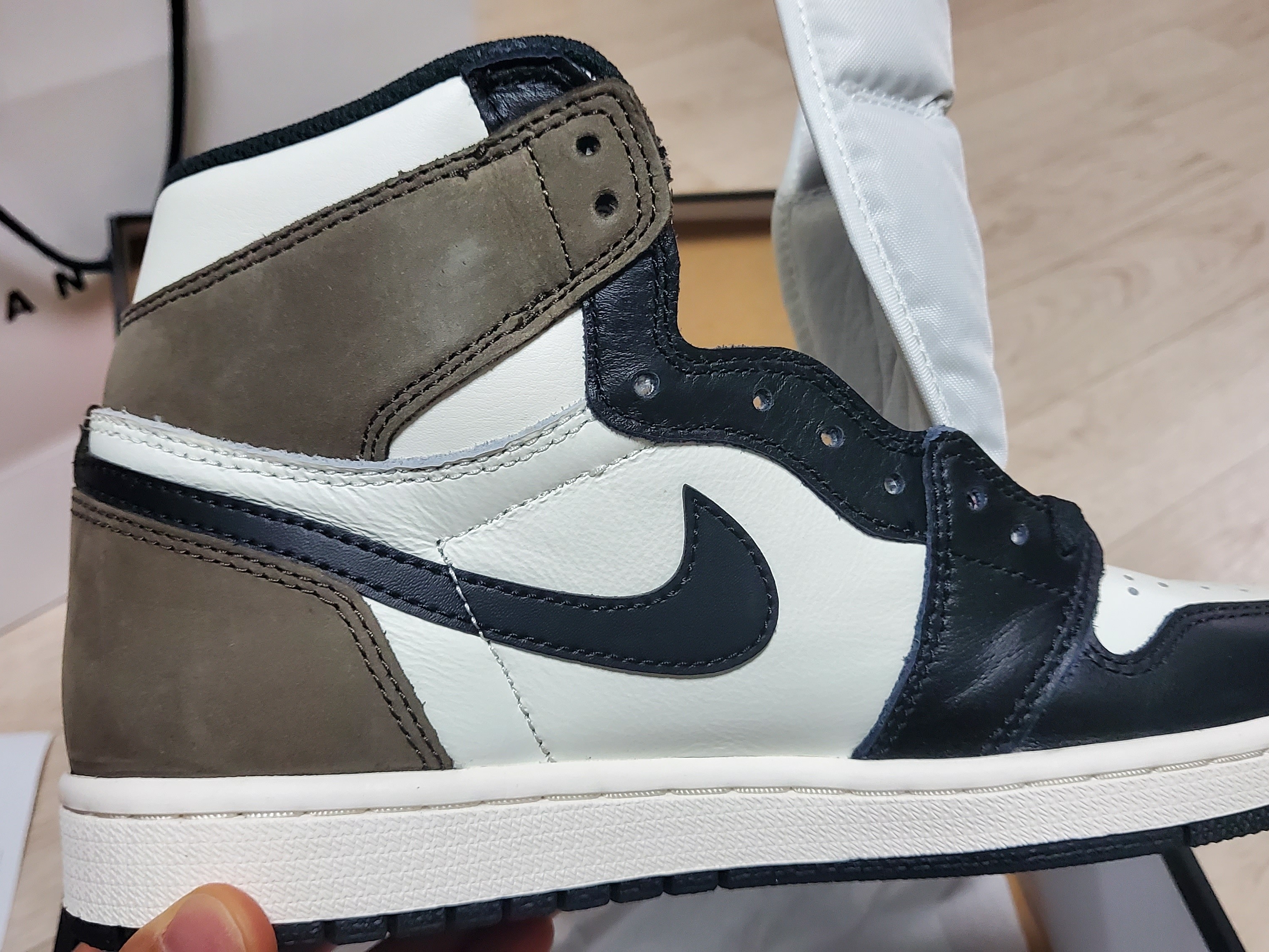 Jordan 1 Retro High OG Black Mocha 착용 스타일 - 3