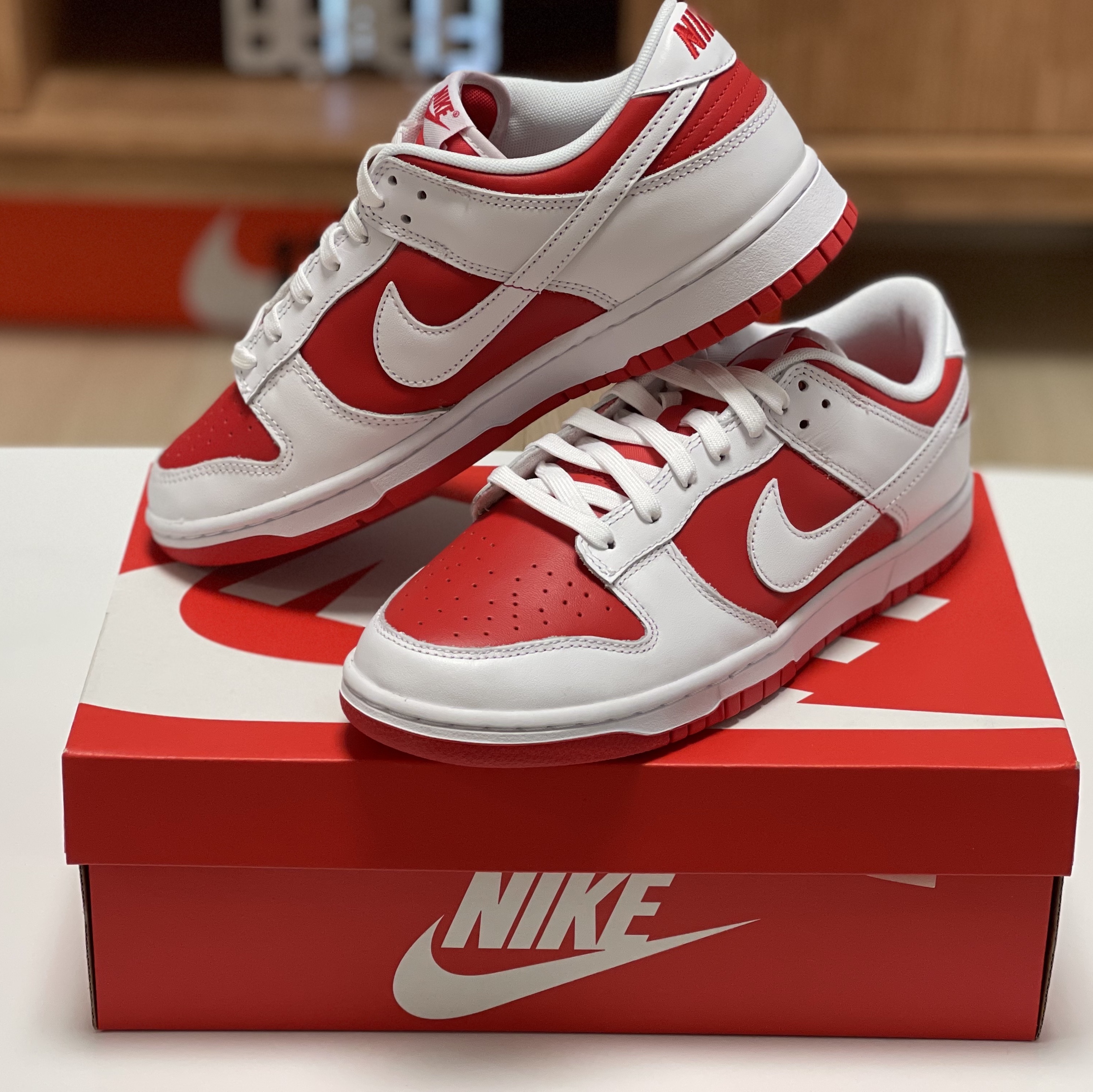 Nike Dunk Low Retro Championship Red, IAB Studio Pigment T-Shirt Black 착용 스타일 - 3