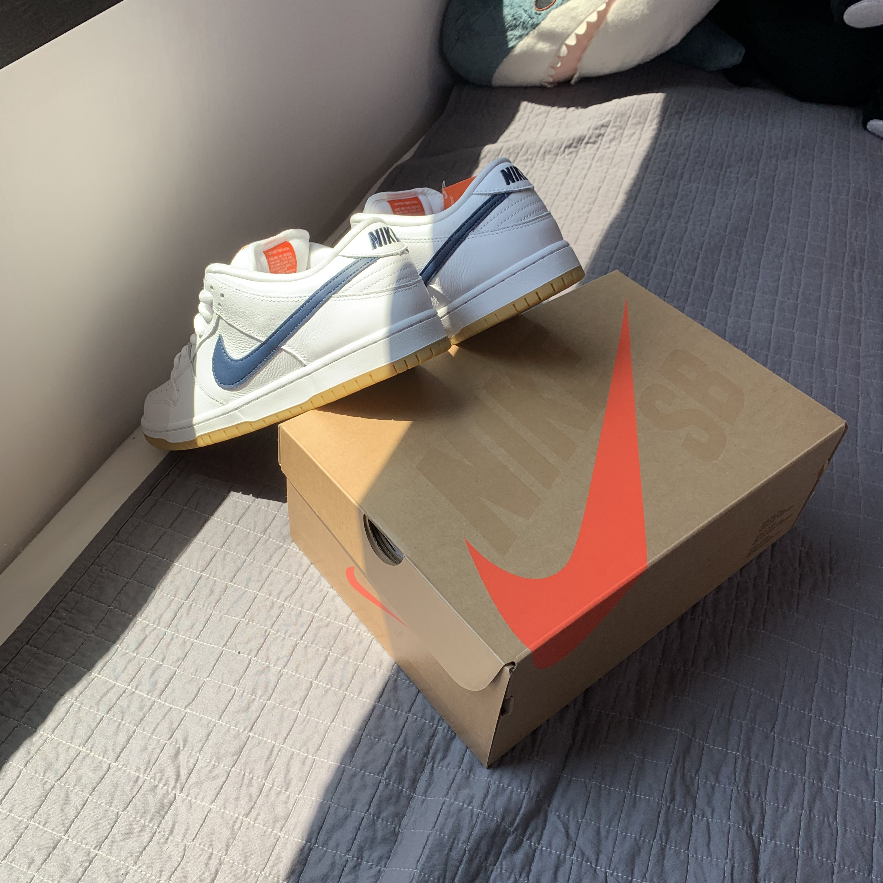 Nike SB Dunk Low Pro ISO Orange Label White Navy, Adidas Yeezy Boost 350 V2 Beluga 2.0 착용 스타일 - 3