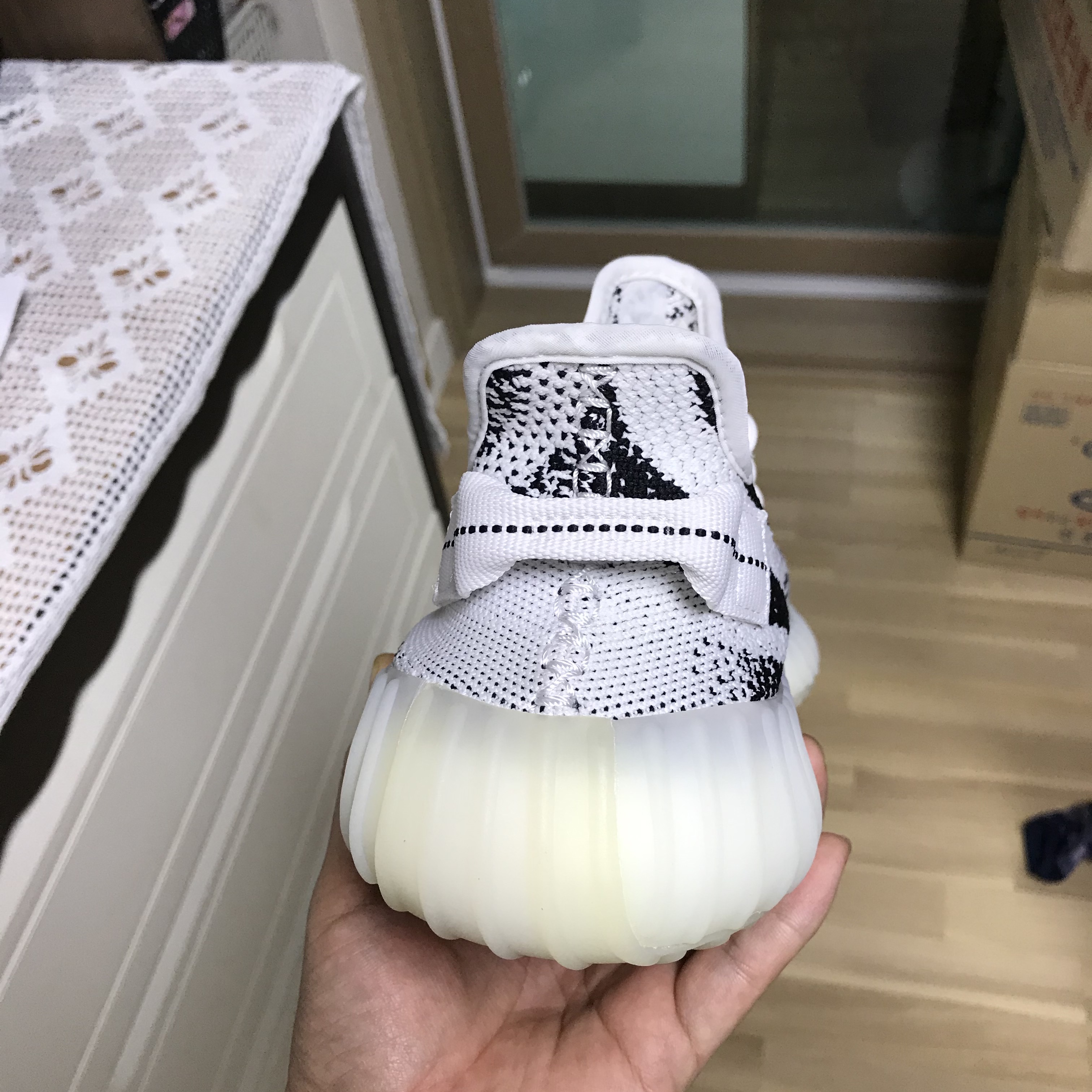 Adidas Yeezy Boost 350 V2 Zebra 2017/2019/2020 착용 스타일 - 3