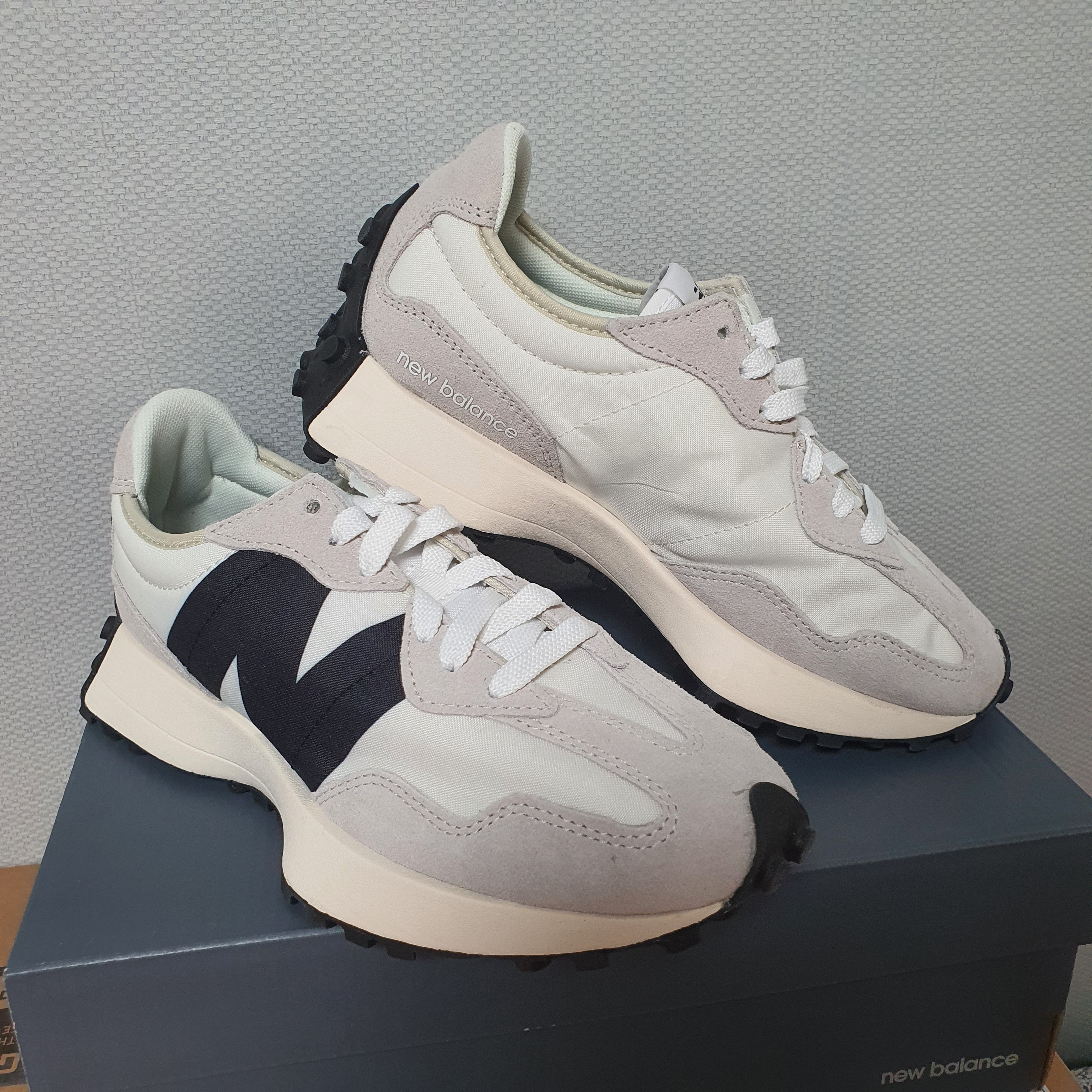 New Balance 327 White Black 착용 스타일
