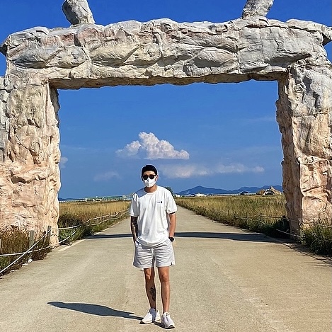 Ader Error x Helinox T-Shirt Off White, Asics x Vivienne Westwood Gel-Kayano 26 Birch White 착용 스타일 - 2