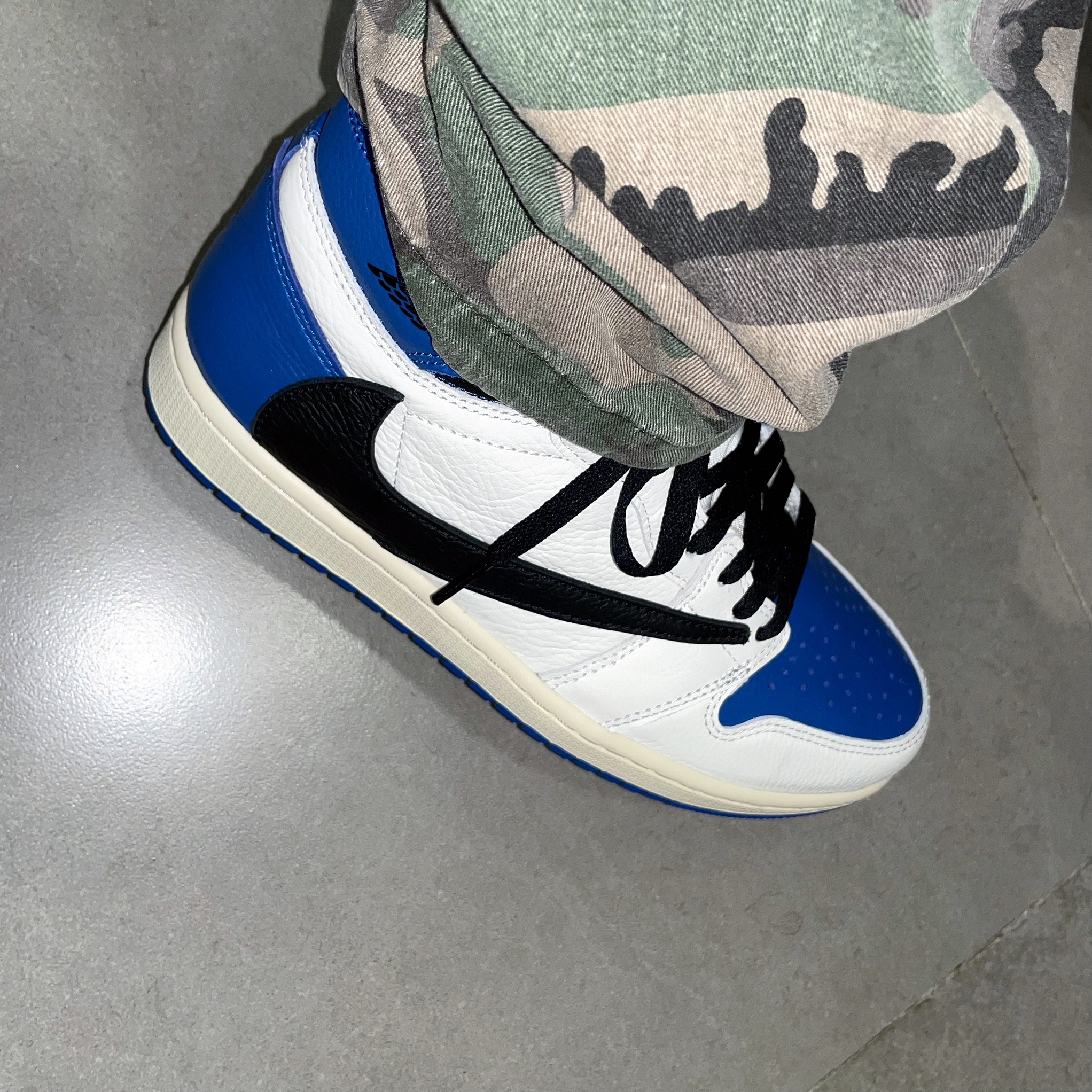 Jordan 1 x Travis Scott x Fragment Retro High OG SP Military Blue 착용 스타일 - 2