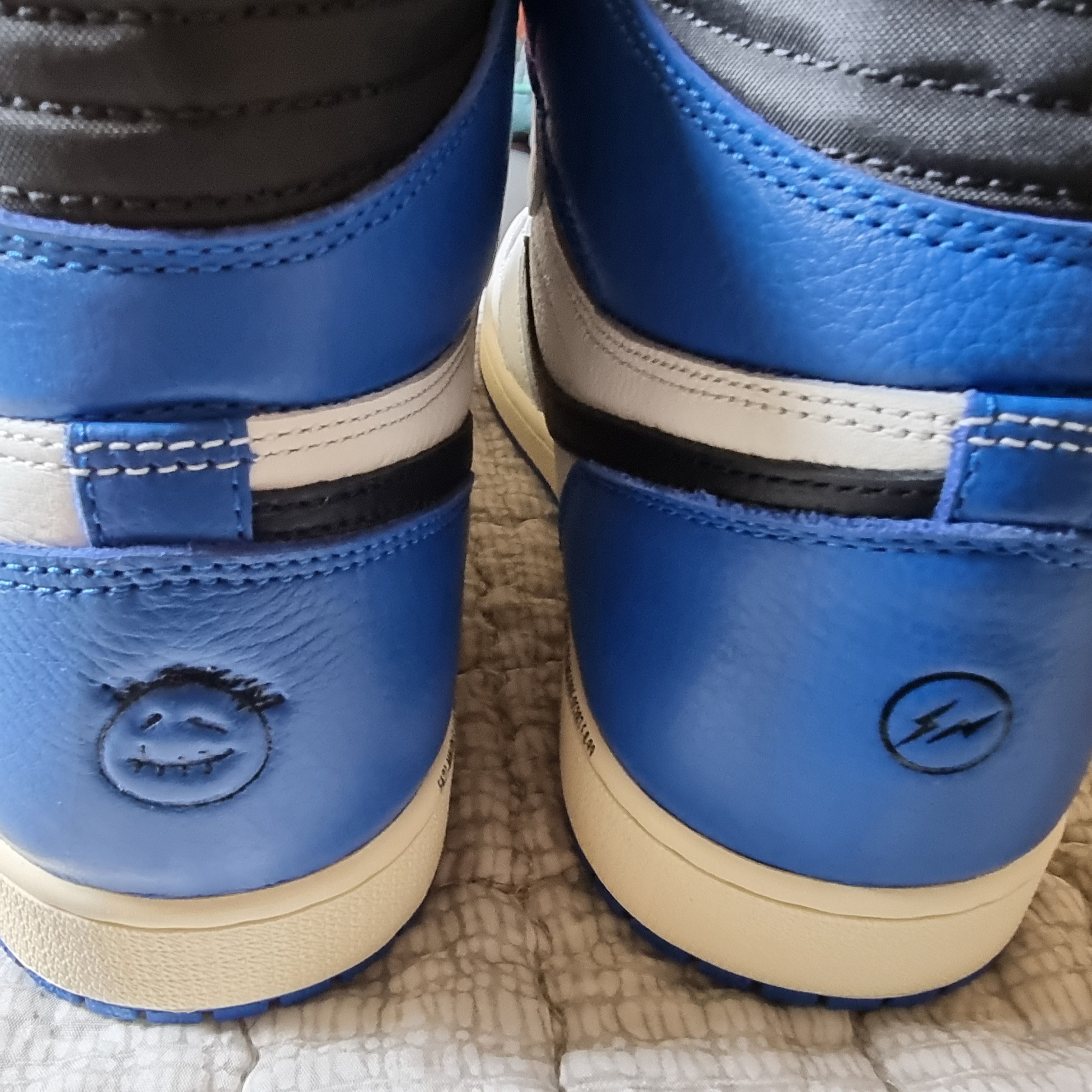 Jordan 1 x Travis Scott x Fragment Retro High OG SP Military Blue 착용 스타일 - 4