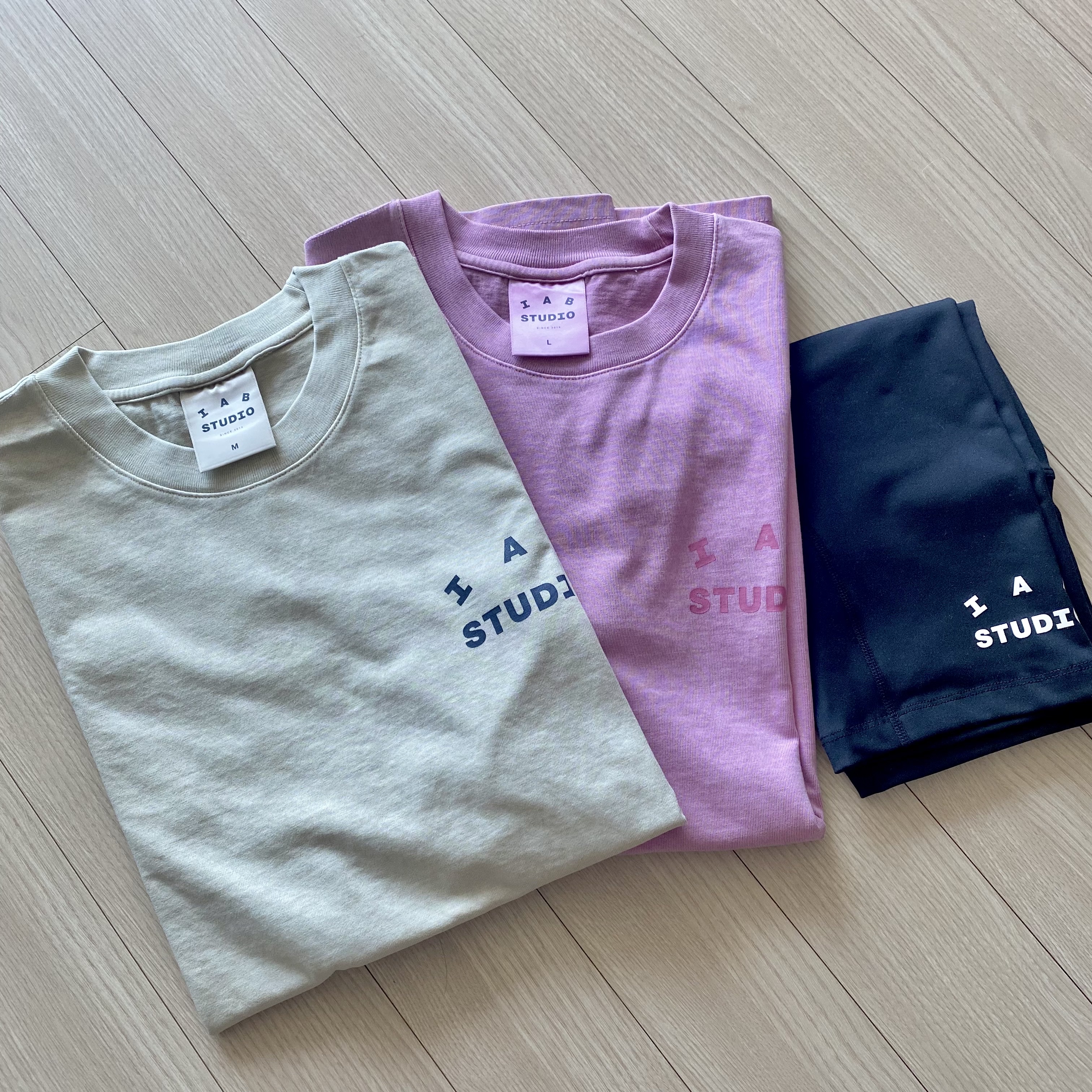 IAB Studio Pigment T-Shirt Oatmeal, IAB Studio Pigment T-Shirt Magenta 착용 스타일 - 1