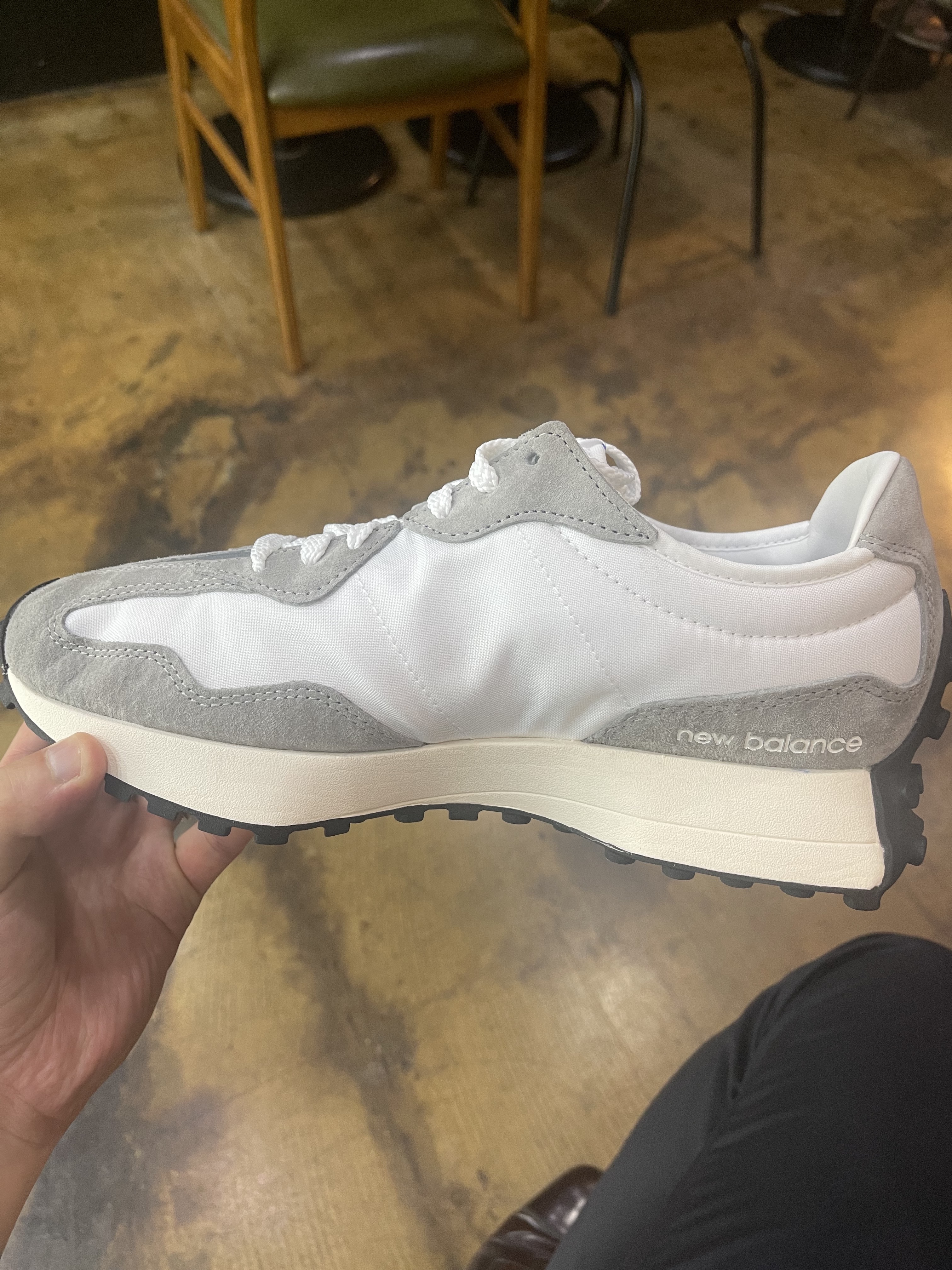 New Balance 327 Grey 착용 스타일 - 2