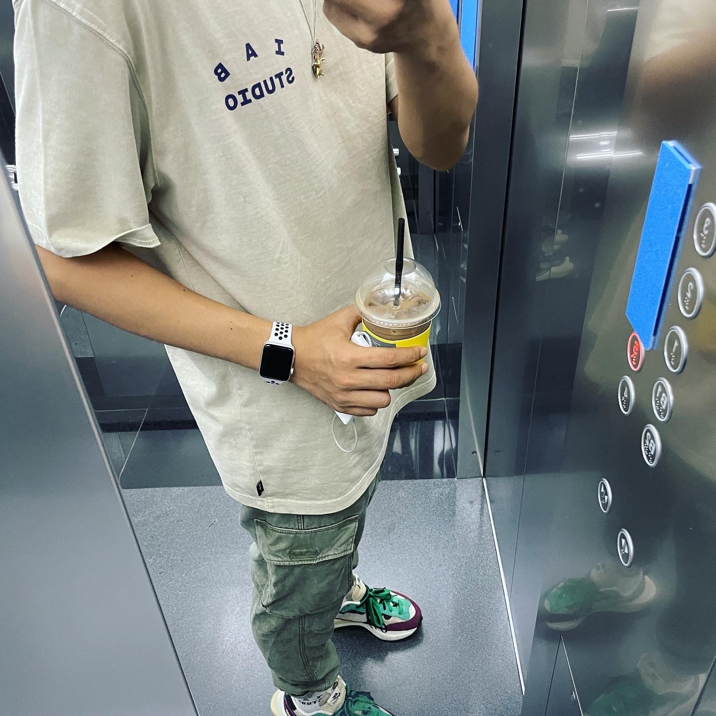 IAB Studio Pigment T-Shirt Oatmeal, IAB Studio Socks Pack White Purple Cyan 착용 스타일 - 1