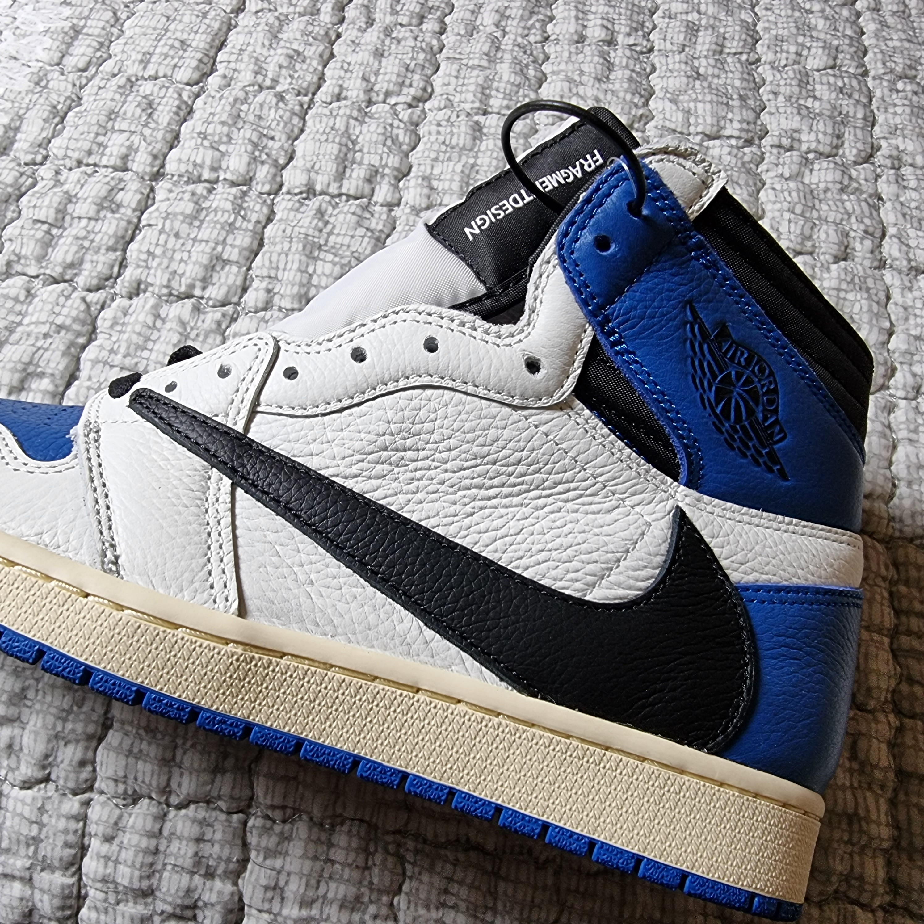 Jordan 1 x Travis Scott x Fragment Retro High OG SP Military Blue 착용 스타일 - 1