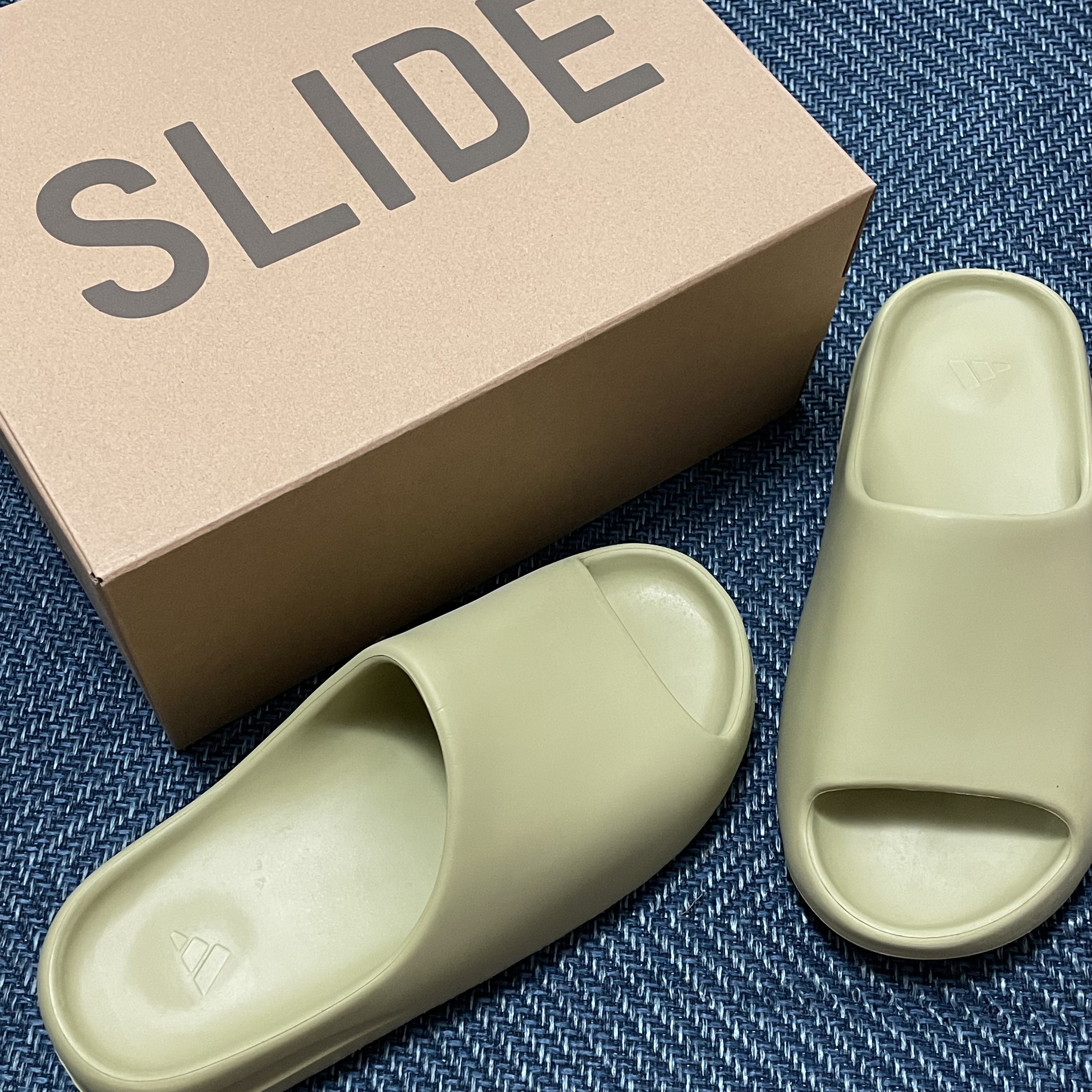 Adidas Yeezy Slide Resin 2021 착용 스타일 - 1
