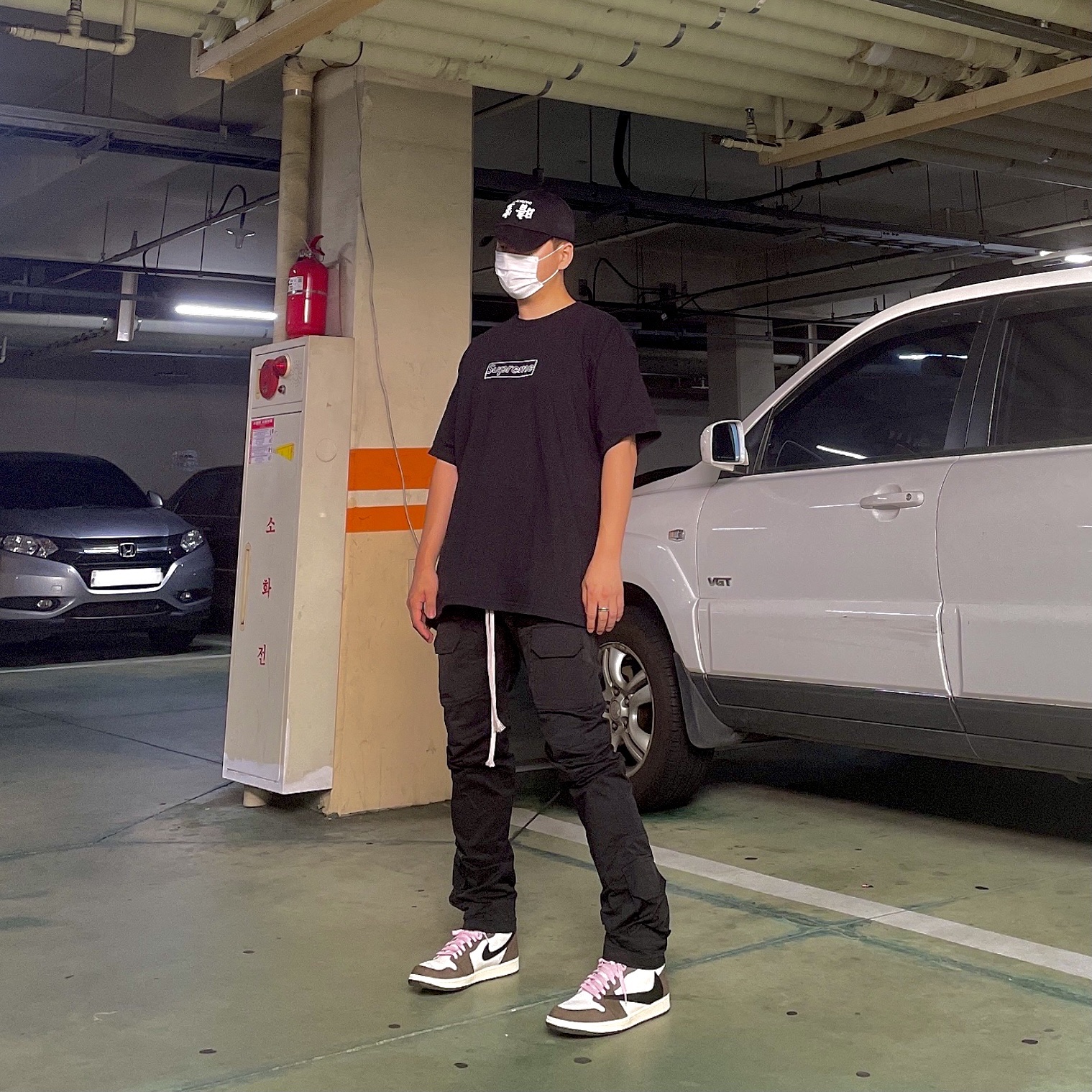 Supreme x Kaws Chalk Logo T-Shirt Black - 21SS, Jordan 1 x Travis Scott Retro High OG SP Mocha 착용 스타일 - 1