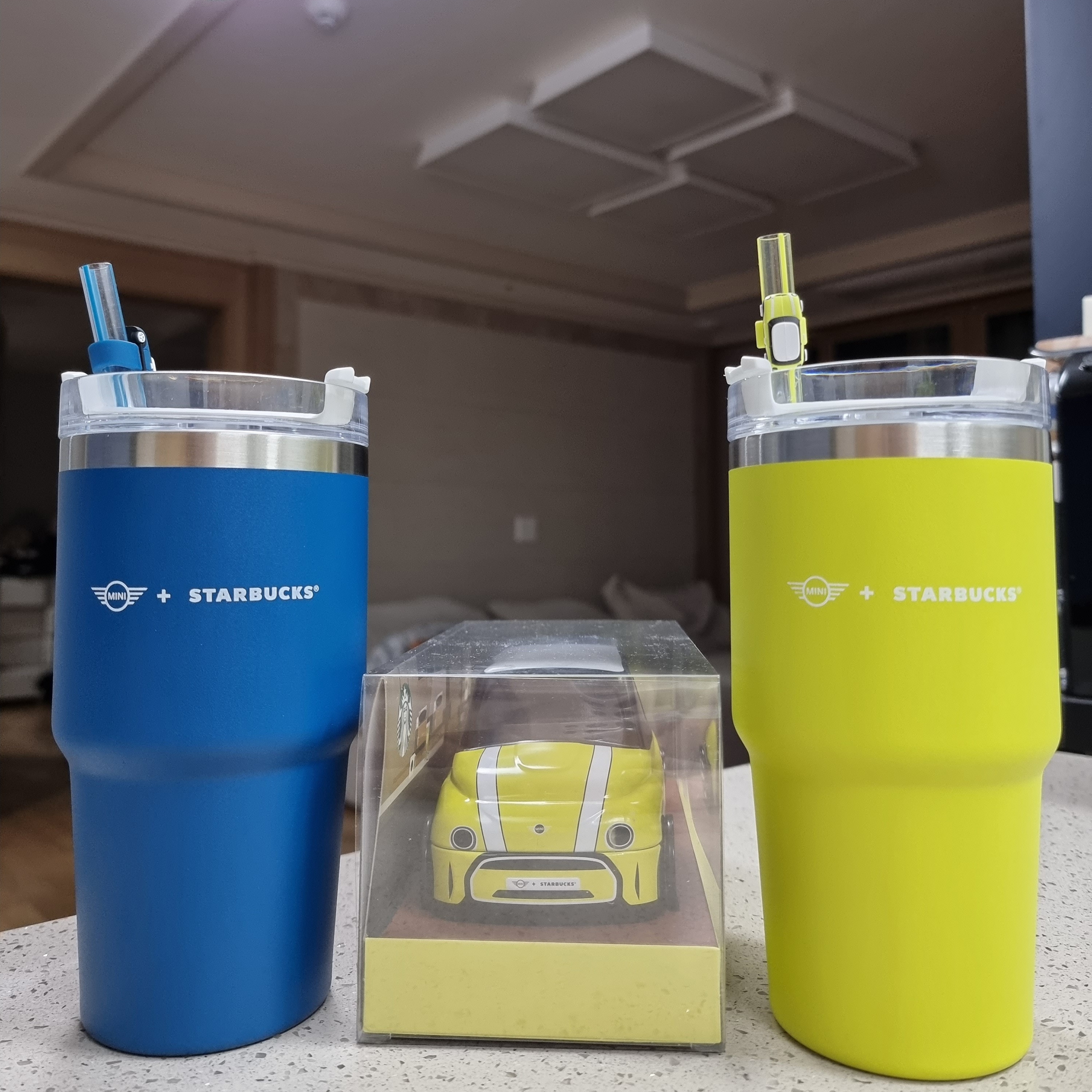 Stanley x Starbucks x MINI SS Quencher Lime Tumbler 591ml, Stanley x Starbucks x MINI SS Quencher Blue Tumbler 591ml 착용 스타일 - 2