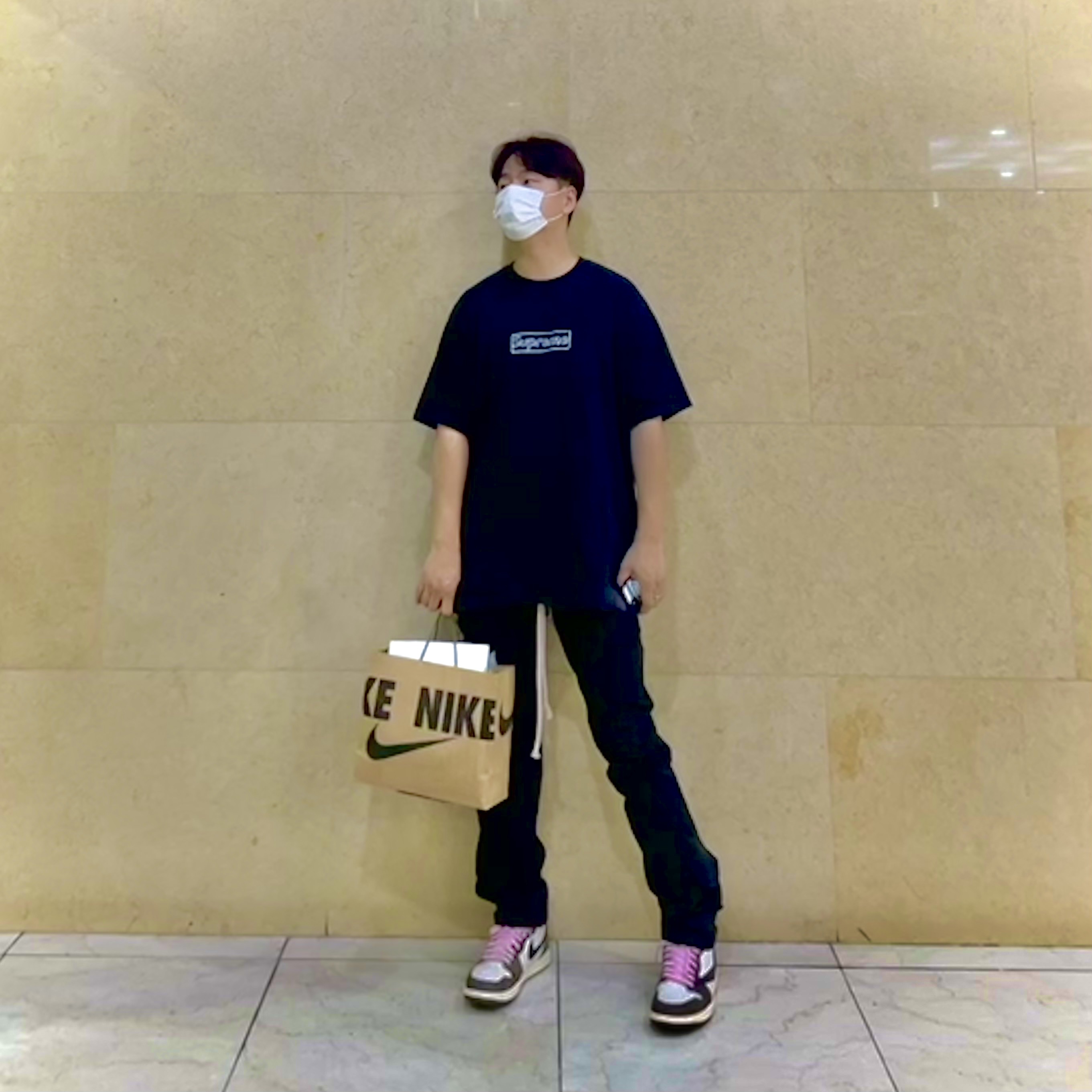 Supreme x Kaws Chalk Logo T-Shirt Black - 21SS, Jordan 1 x Travis Scott Retro High OG SP Mocha 착용 스타일 - 3