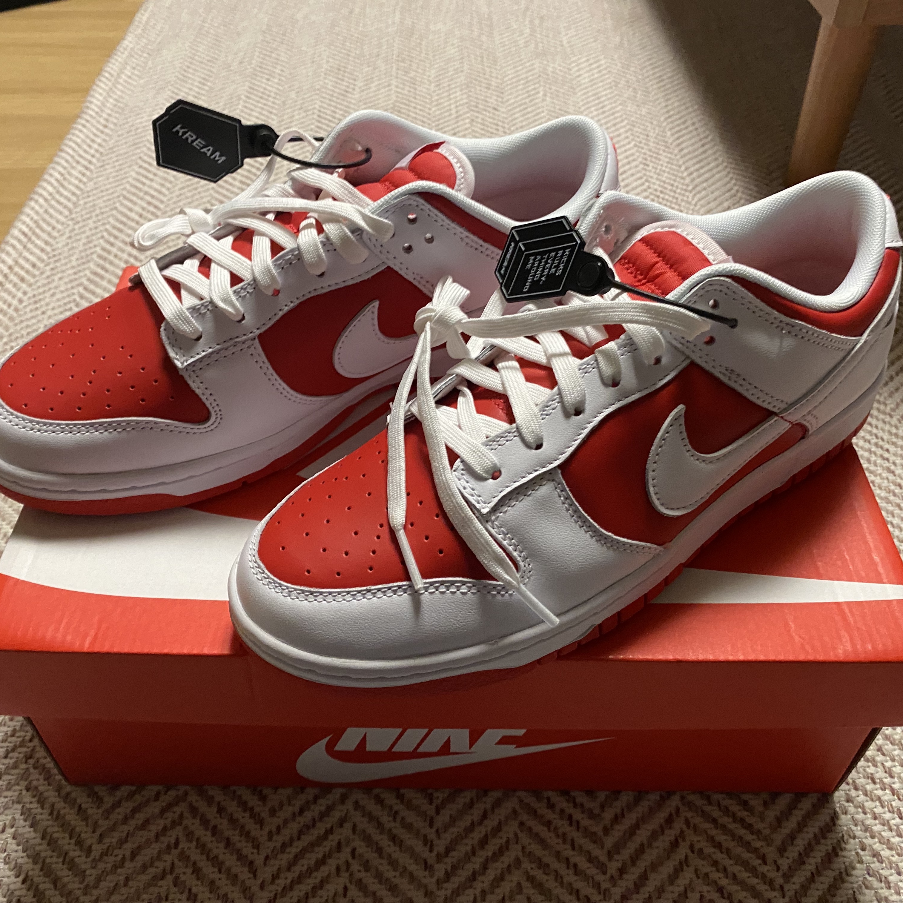 Nike Dunk Low Retro Championship Red 착용 스타일 - 1