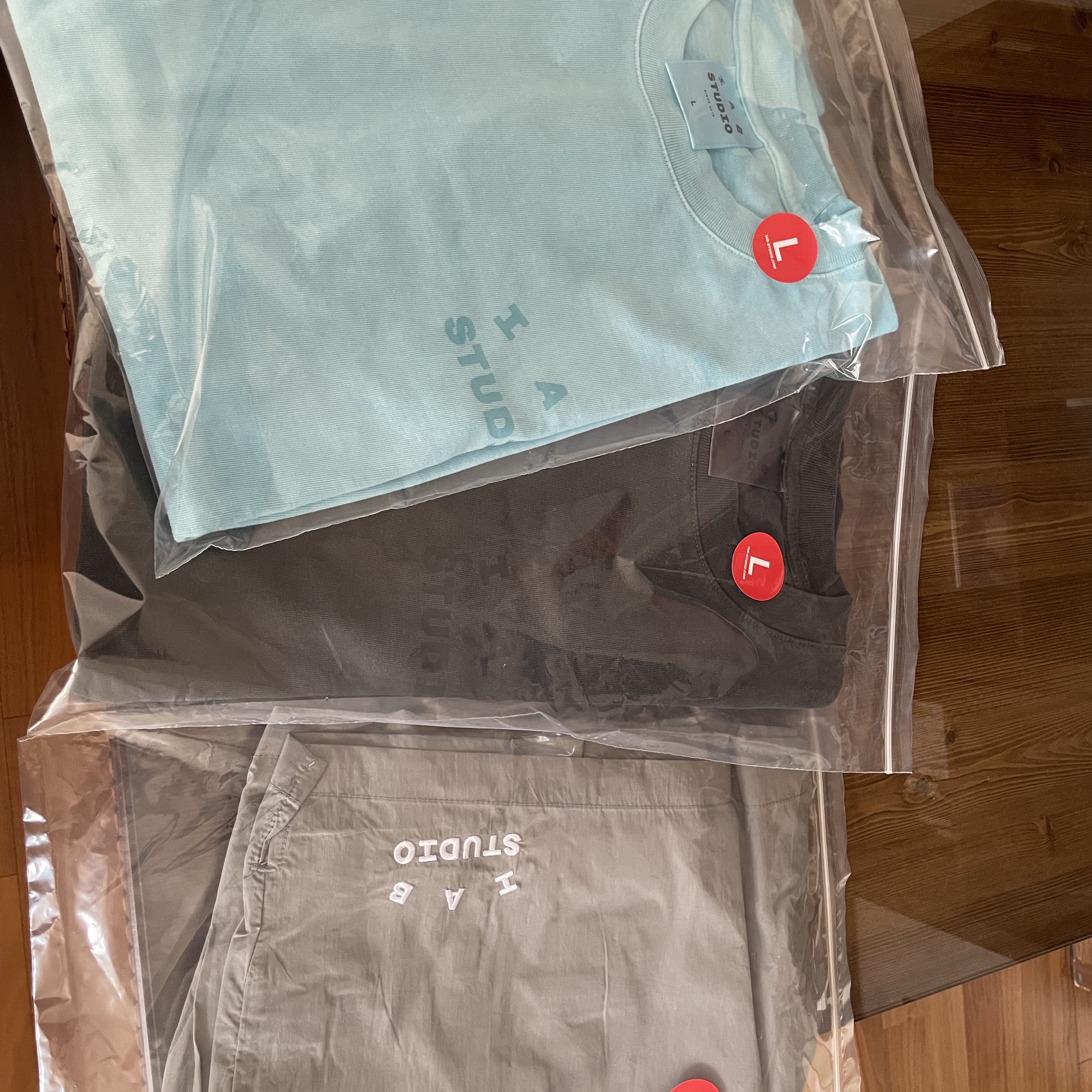 IAB Studio Woven Shorts Gray, IAB Studio Pigment T-Shirt Cyan 착용 스타일