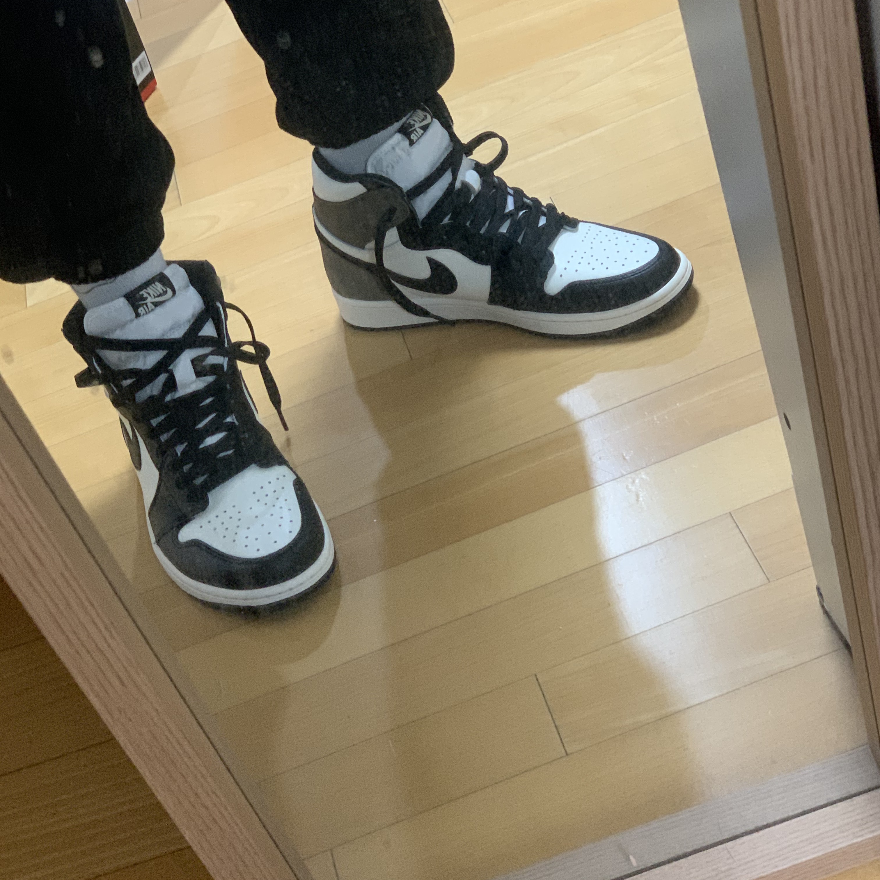 Jordan 1 Retro High OG Black Mocha 착용 스타일 - 1