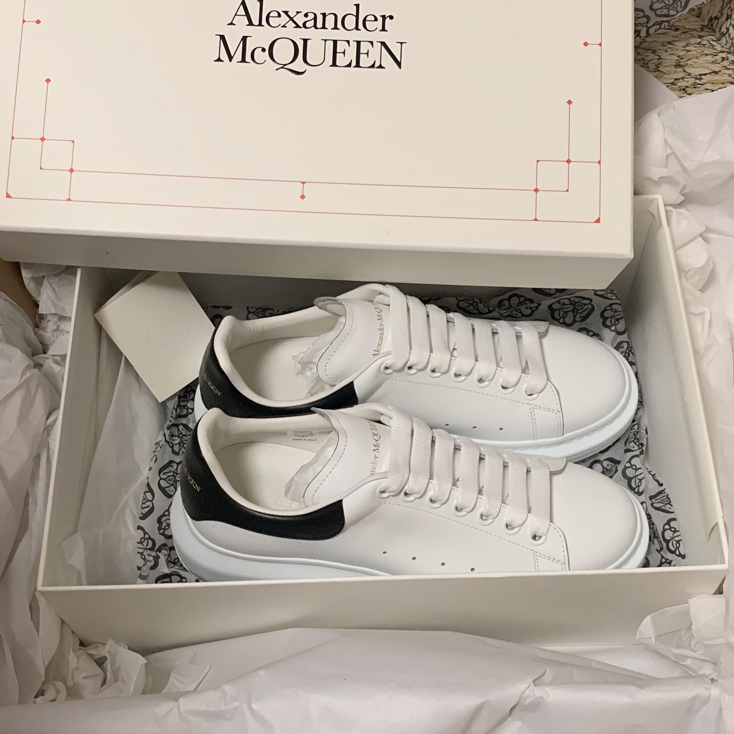 Alexander McQueen Oversized Sneakers White Black 착용 스타일
