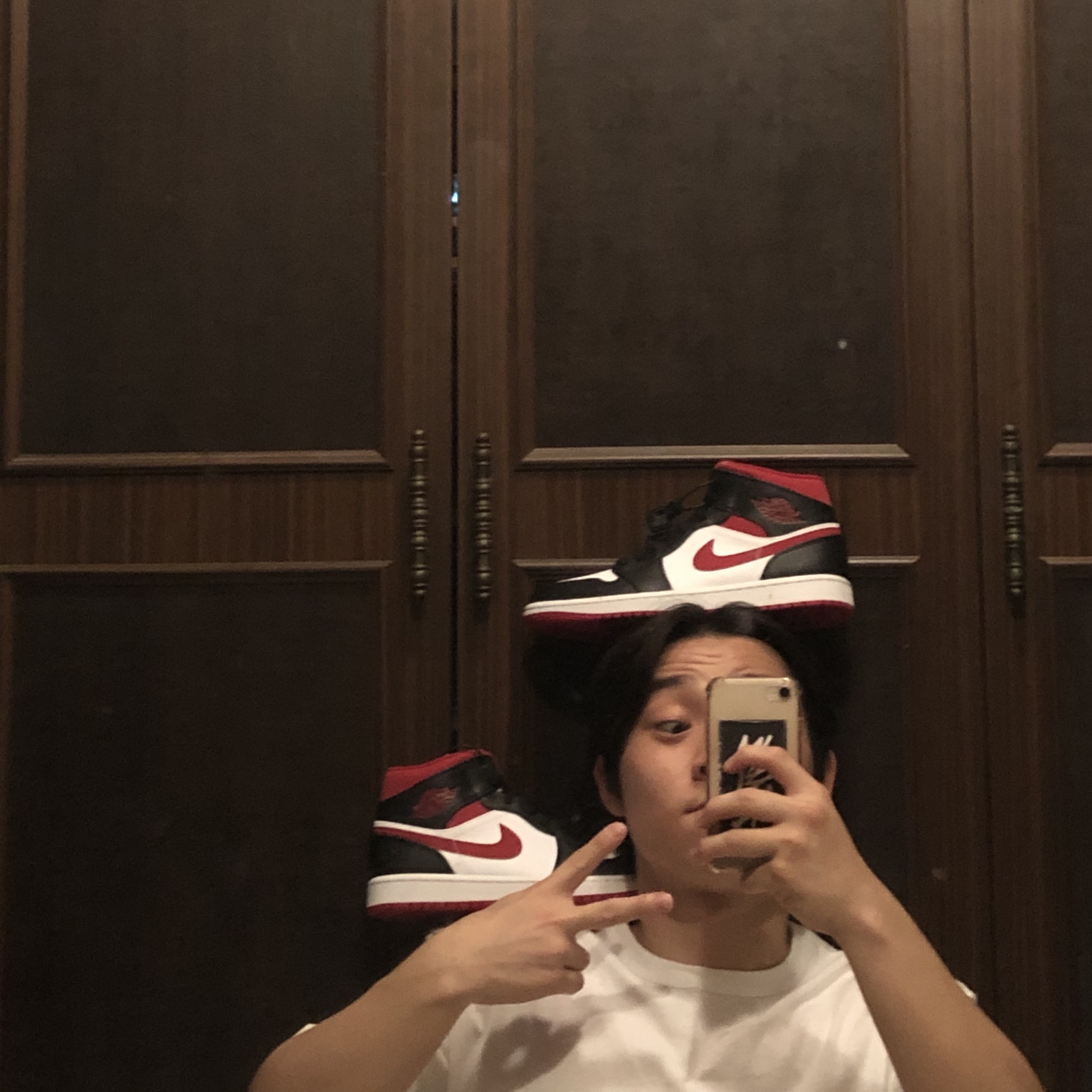 Jordan 1 Mid Gym Red Black White 착용 스타일 - 3