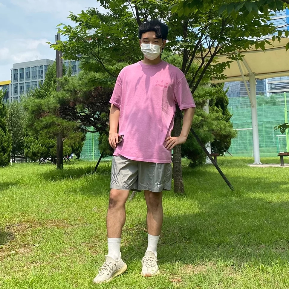 IAB Studio Pigment T-Shirt Magenta, IAB Studio Woven Shorts Gray 착용 스타일