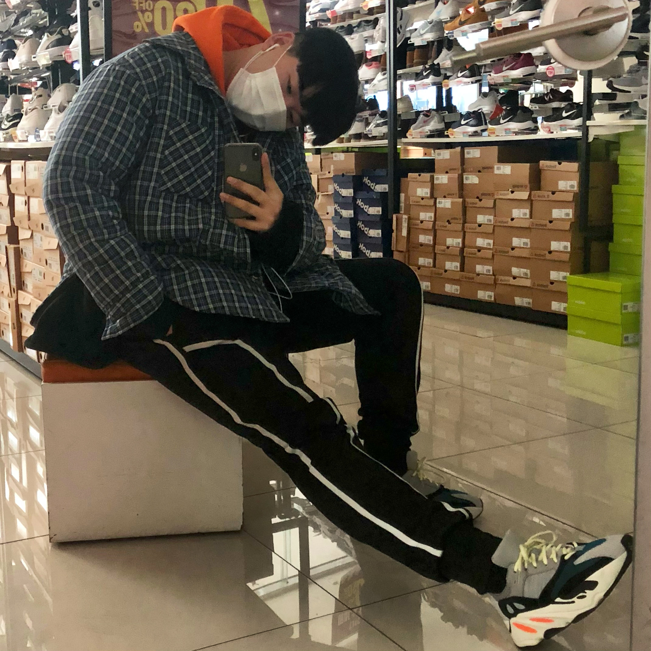 Adidas Yeezy Boost 700 Wave Runner Solid Grey 2017/2019 착용 스타일