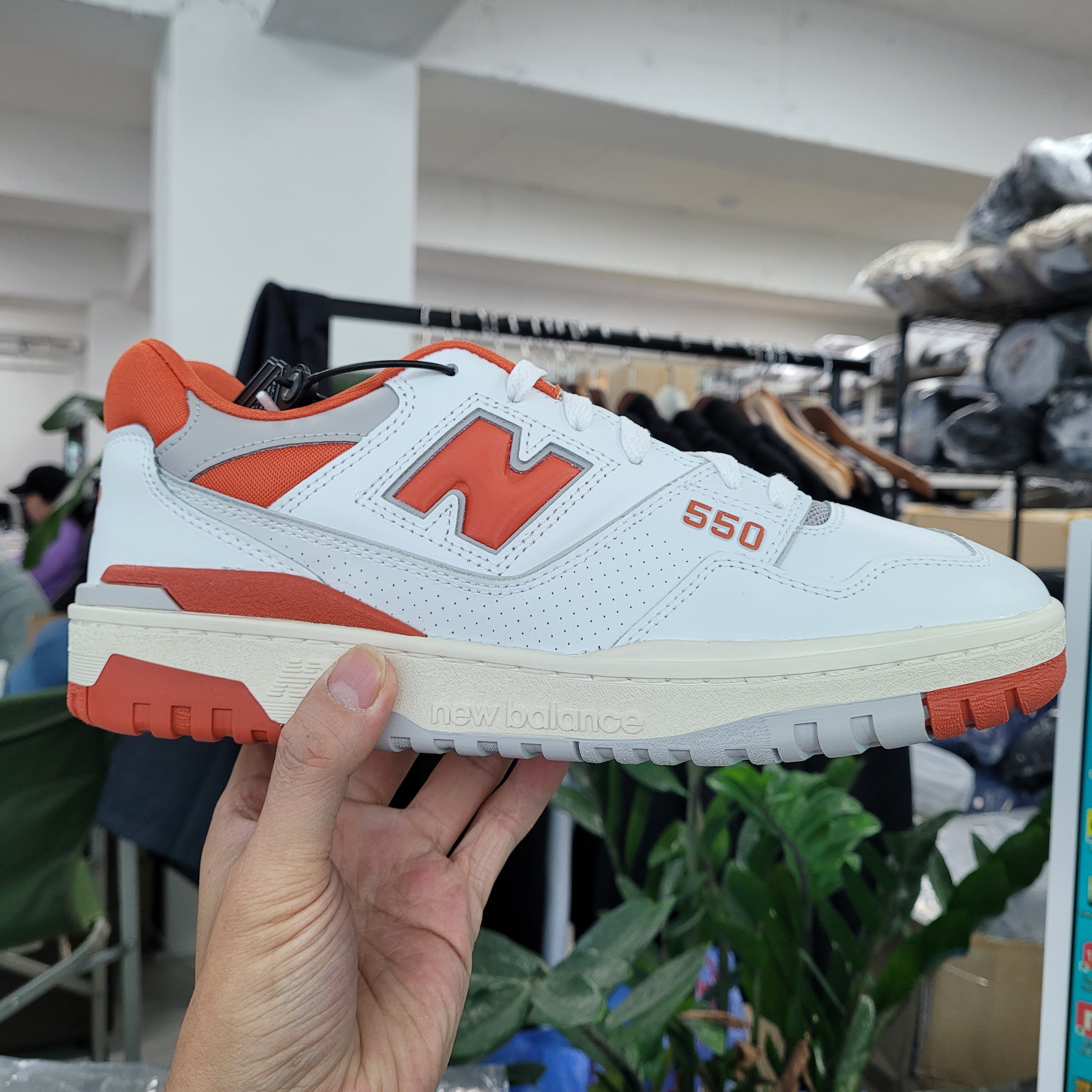 New Balance x Size? 550 College Pack Orange 착용 스타일 - 1
