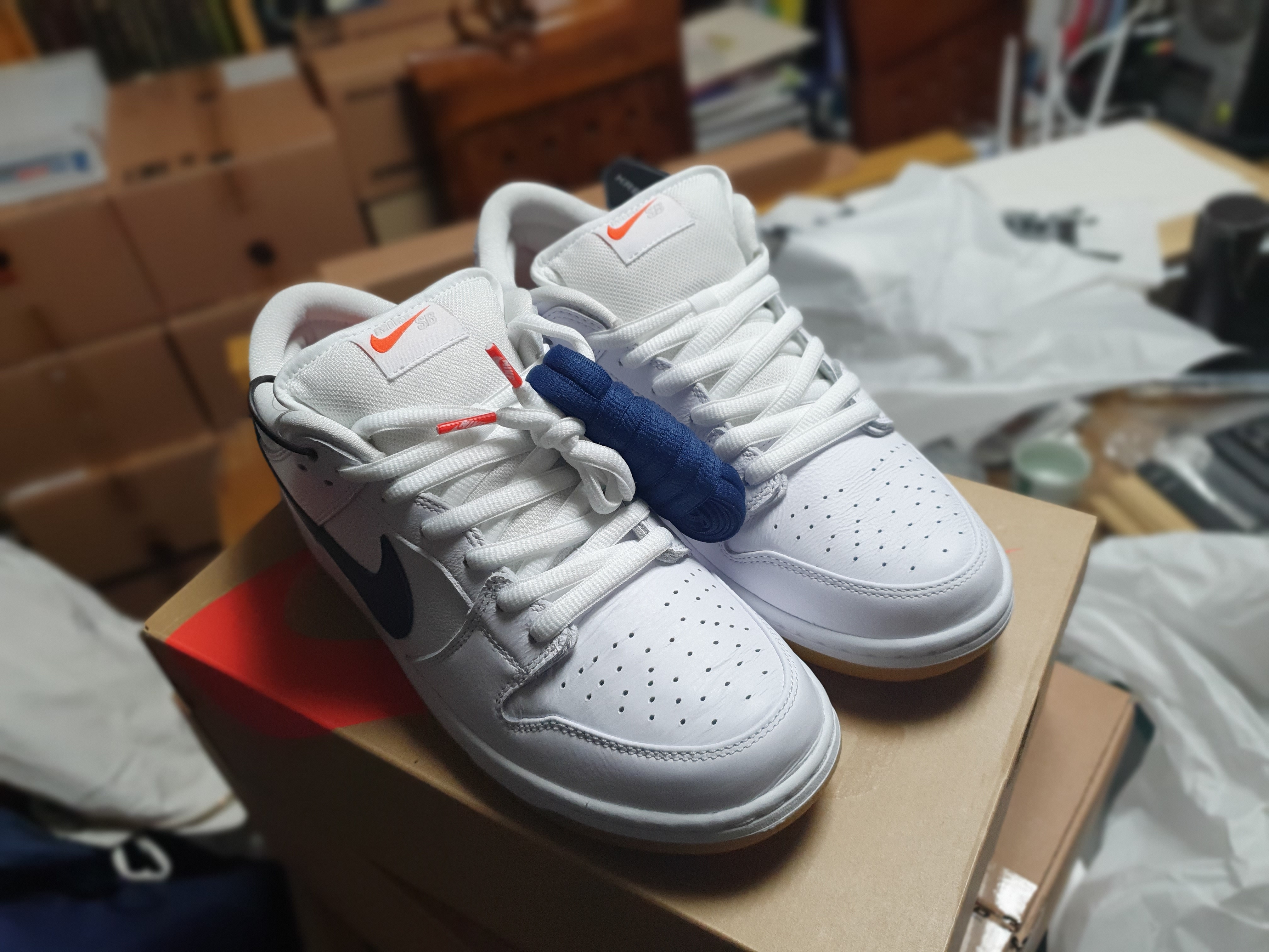 Nike SB Dunk Low Pro ISO Orange Label White Navy 착용 스타일 - 1