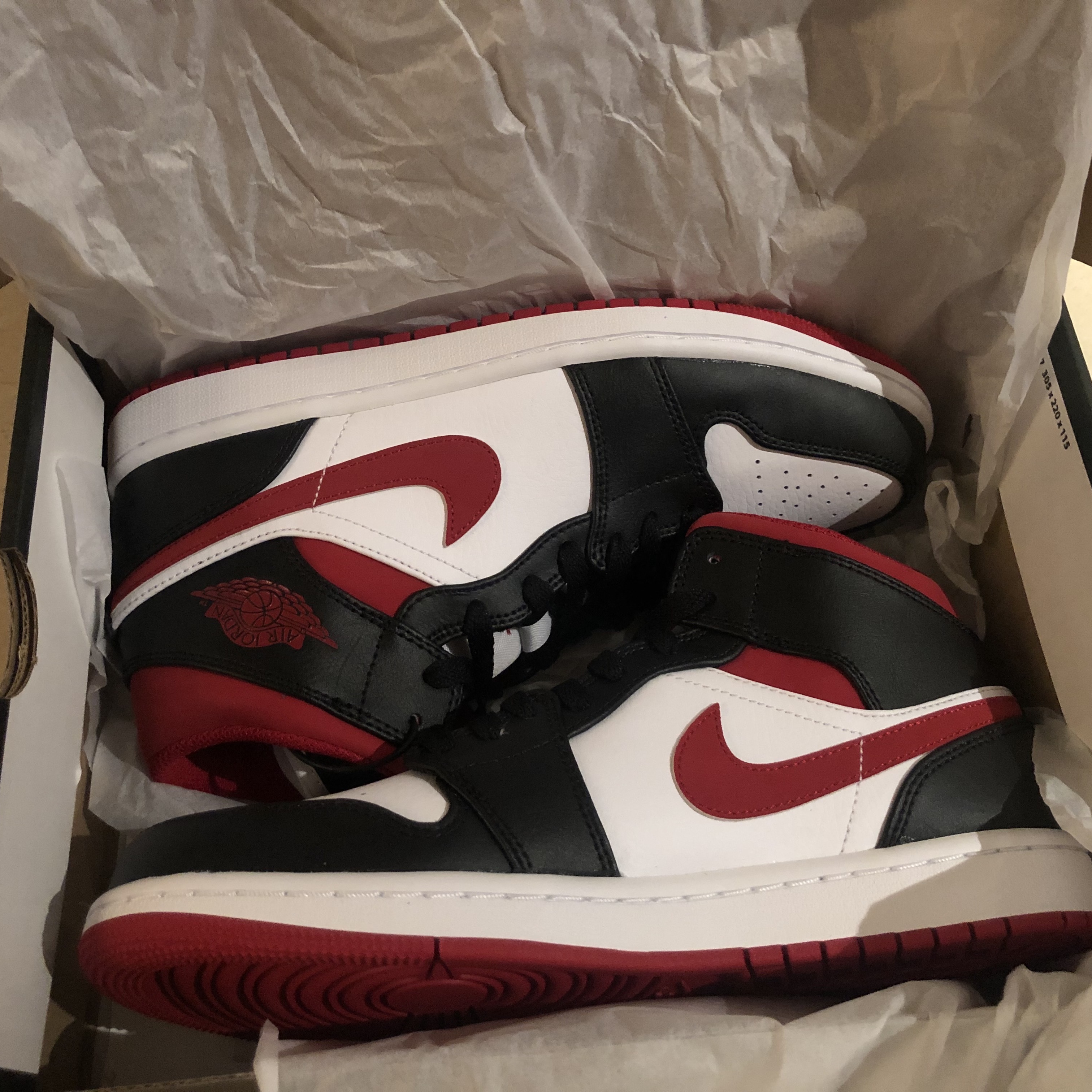 Jordan 1 Mid Gym Red Black White 착용 스타일 - 2
