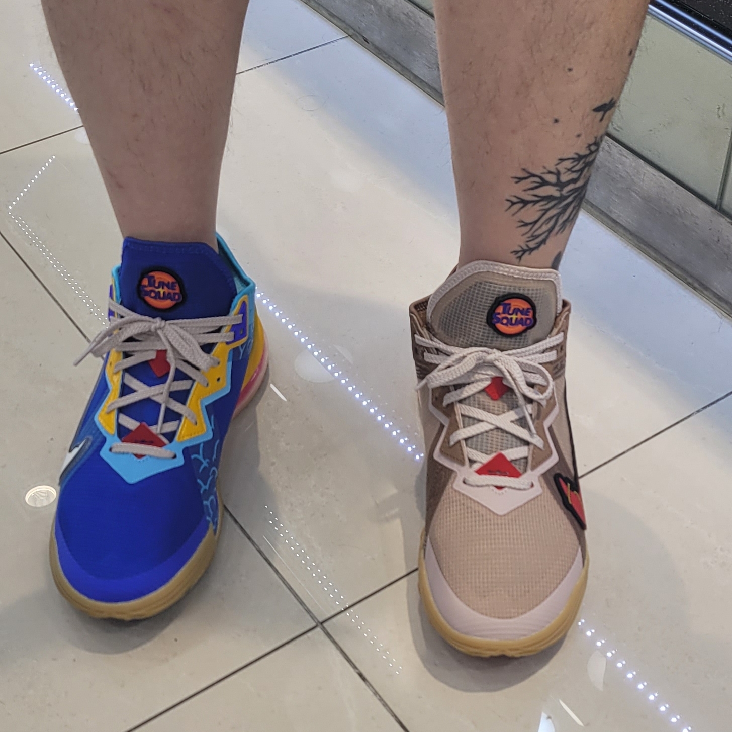 Nike LeBron 18 Low Wile E. vs Roadrunner 착용 스타일 - 2