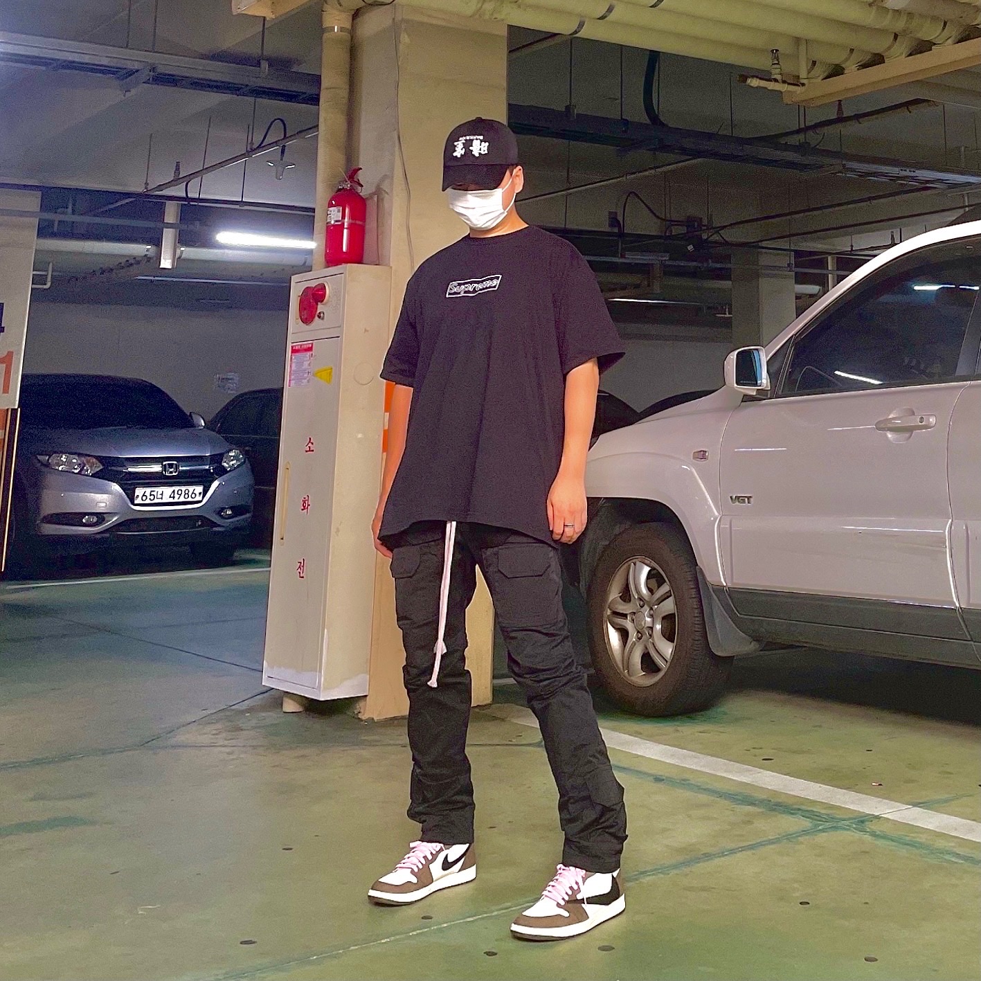 Supreme x Kaws Chalk Logo T-Shirt Black - 21SS, Jordan 1 x Travis Scott Retro High OG SP Mocha 착용 스타일 - 2