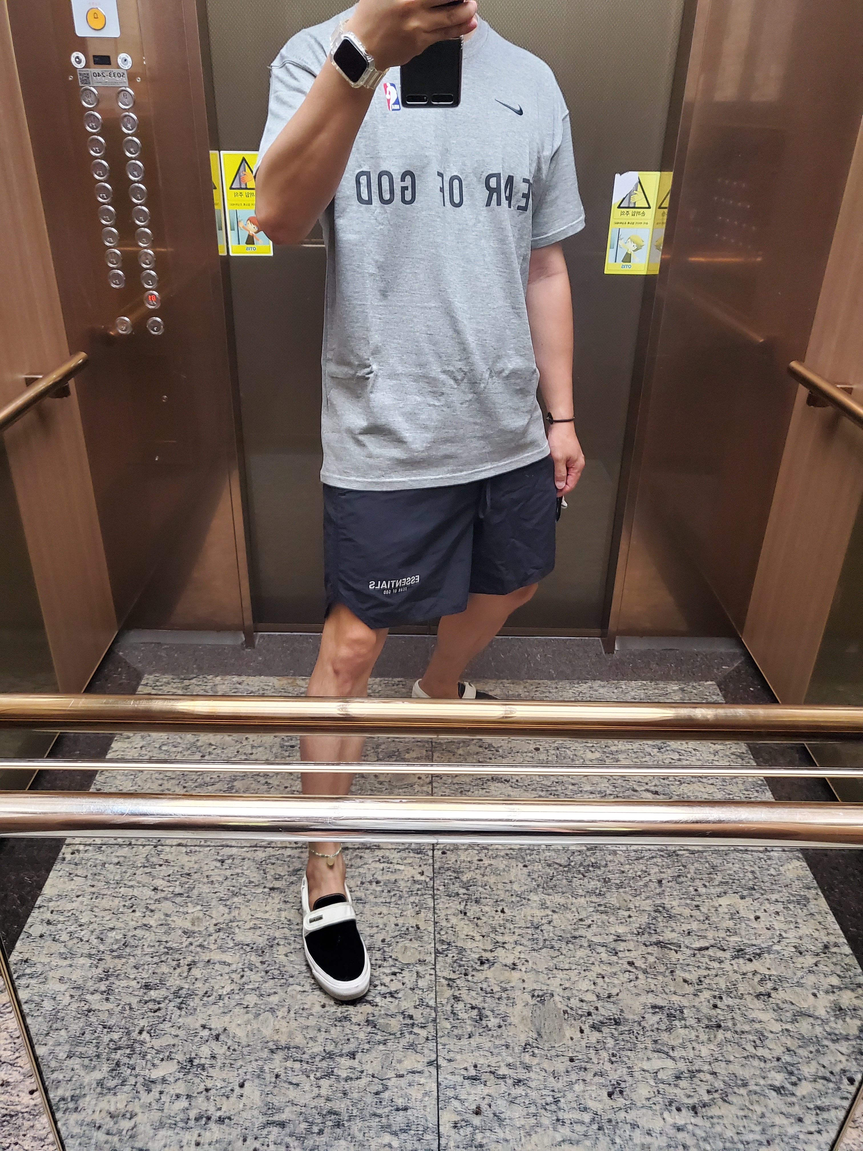 Nike x Fear of God Warm Up T-Shirt Dark Grey Heather 착용 스타일