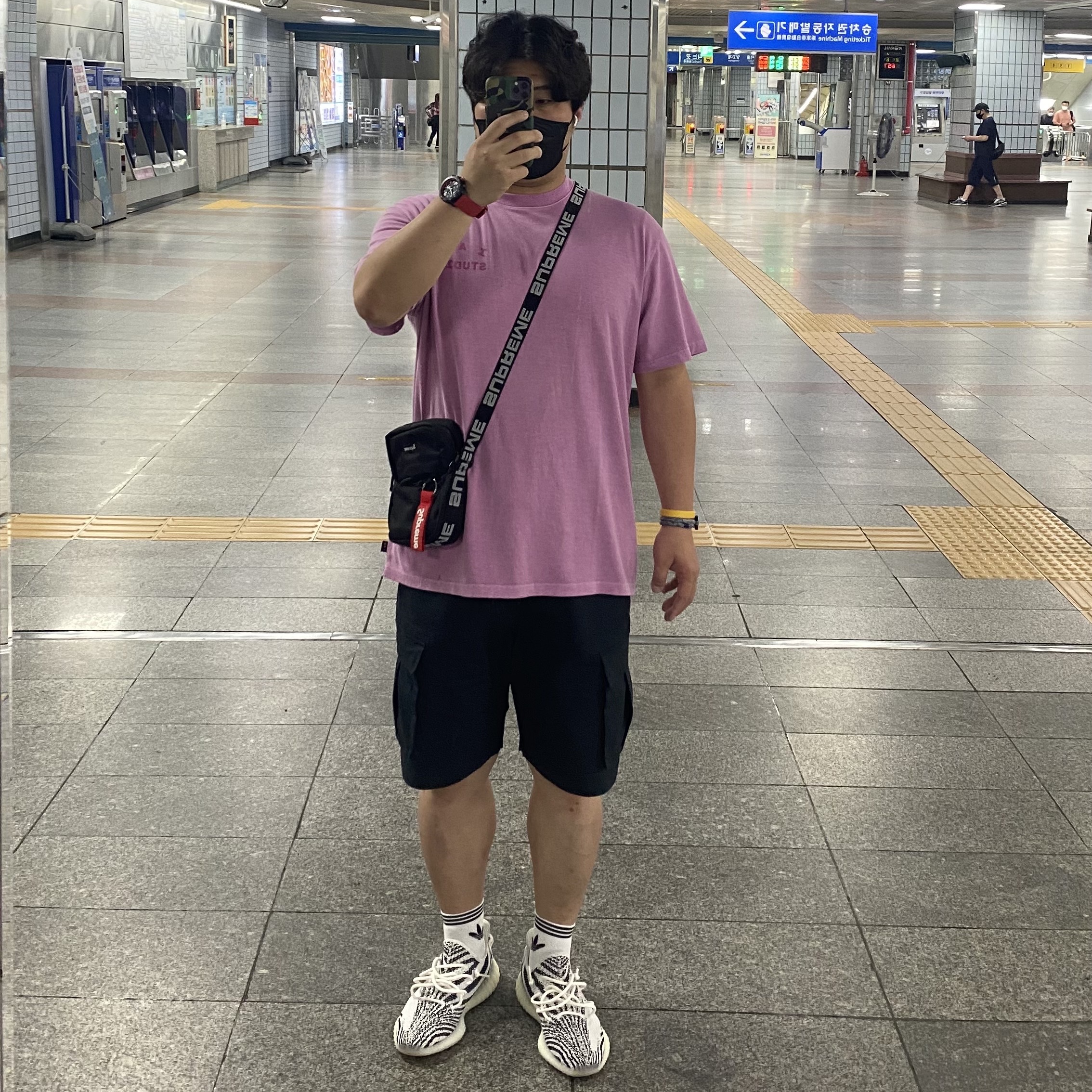 Adidas Yeezy Boost 350 V2 Zebra 2017/2019/2020, IAB Studio Pigment T-Shirt Magenta 착용 스타일