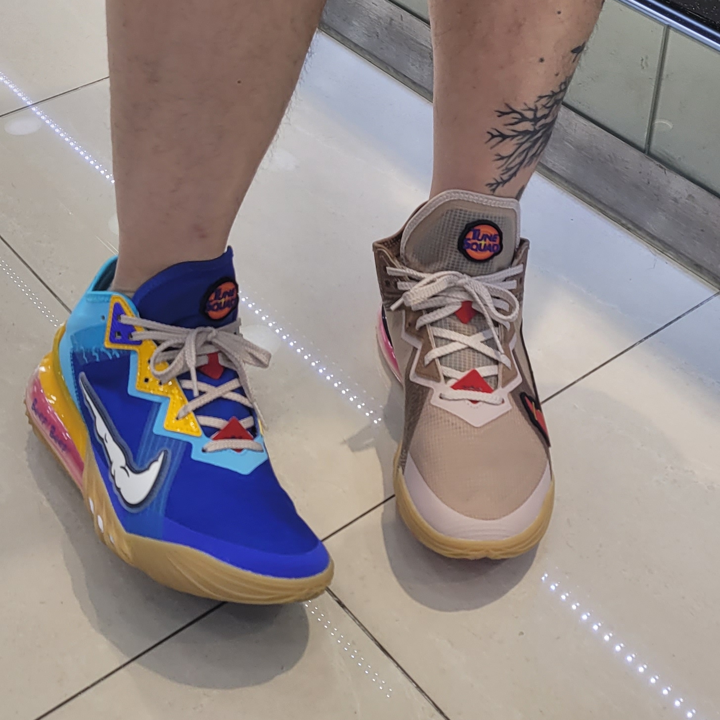 Nike LeBron 18 Low Wile E. vs Roadrunner 착용 스타일 - 3
