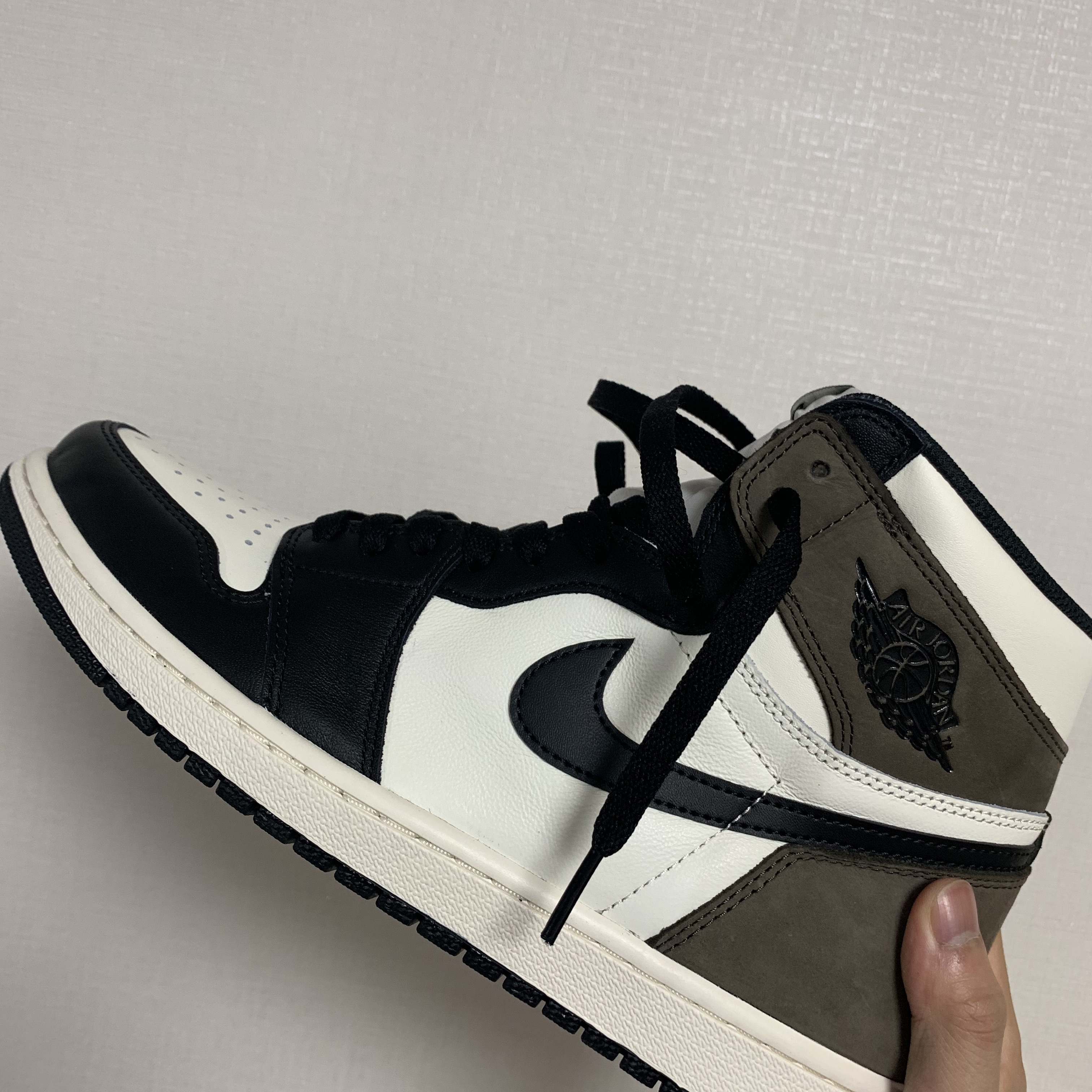 Jordan 1 Retro High OG Black Mocha 착용 스타일 - 2