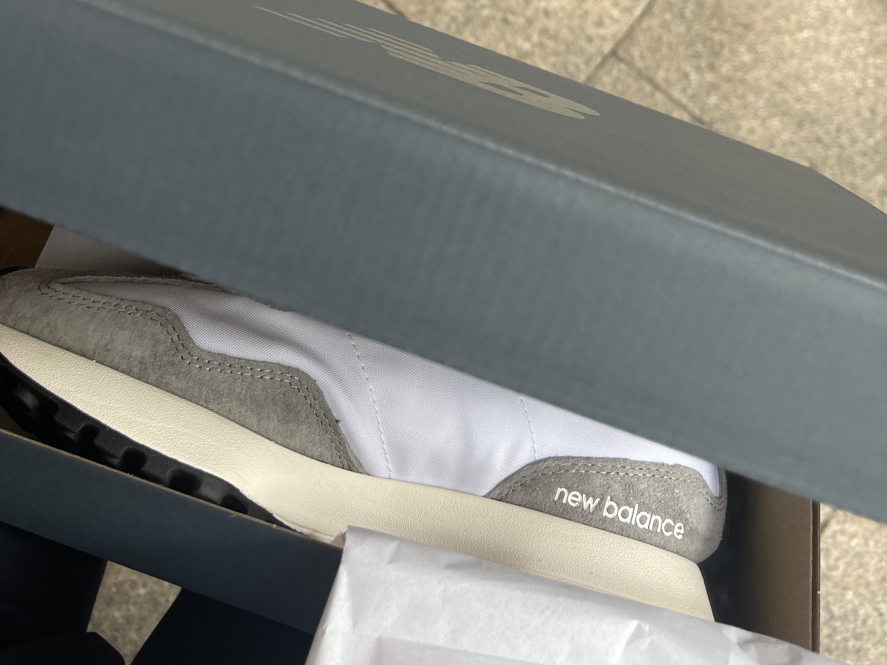 New Balance 327 Grey 착용 스타일