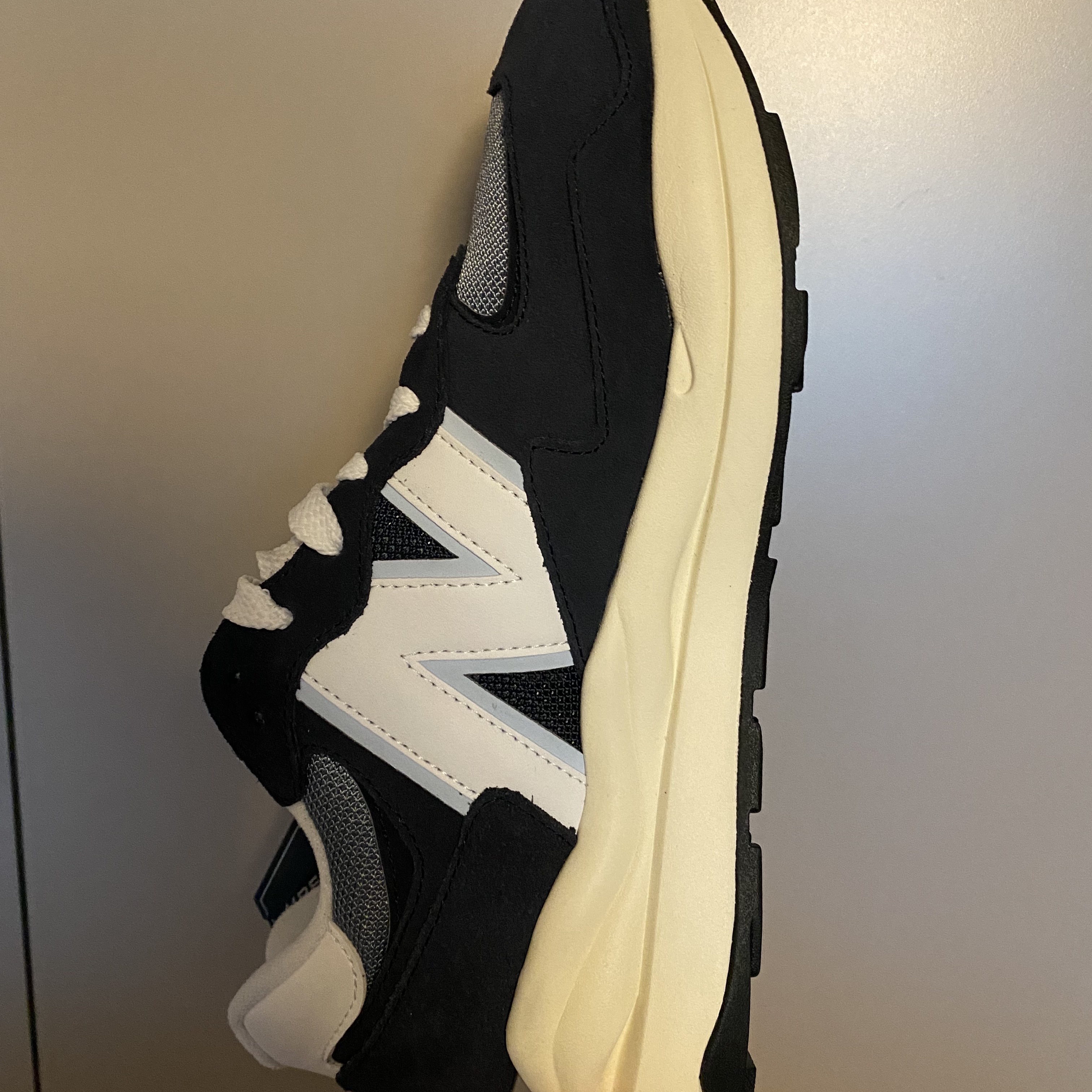 New Balance 5740 Navy 착용 스타일 - 3