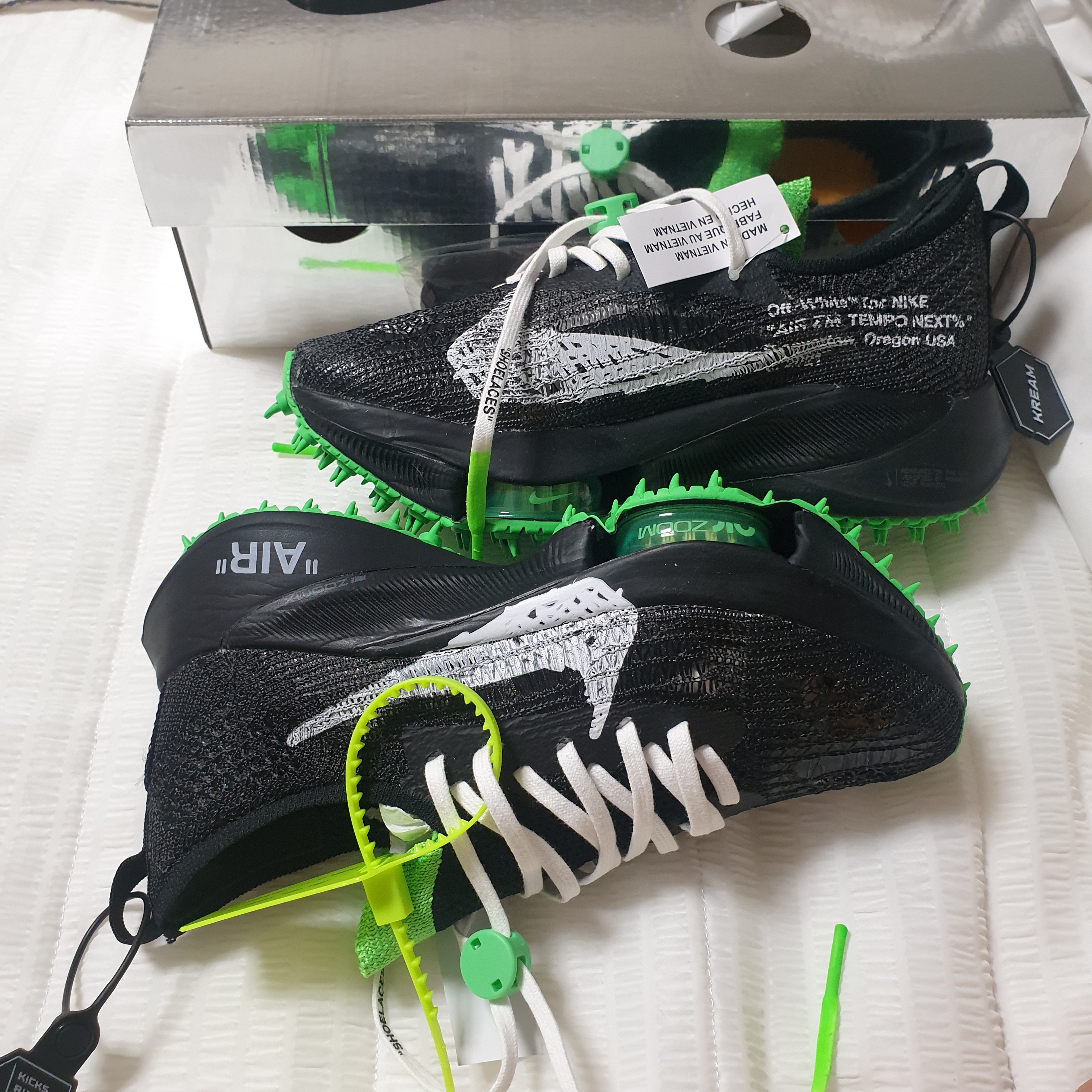 Nike x Off-White Air Zoom Tempo Next% Black 착용 스타일 - 1