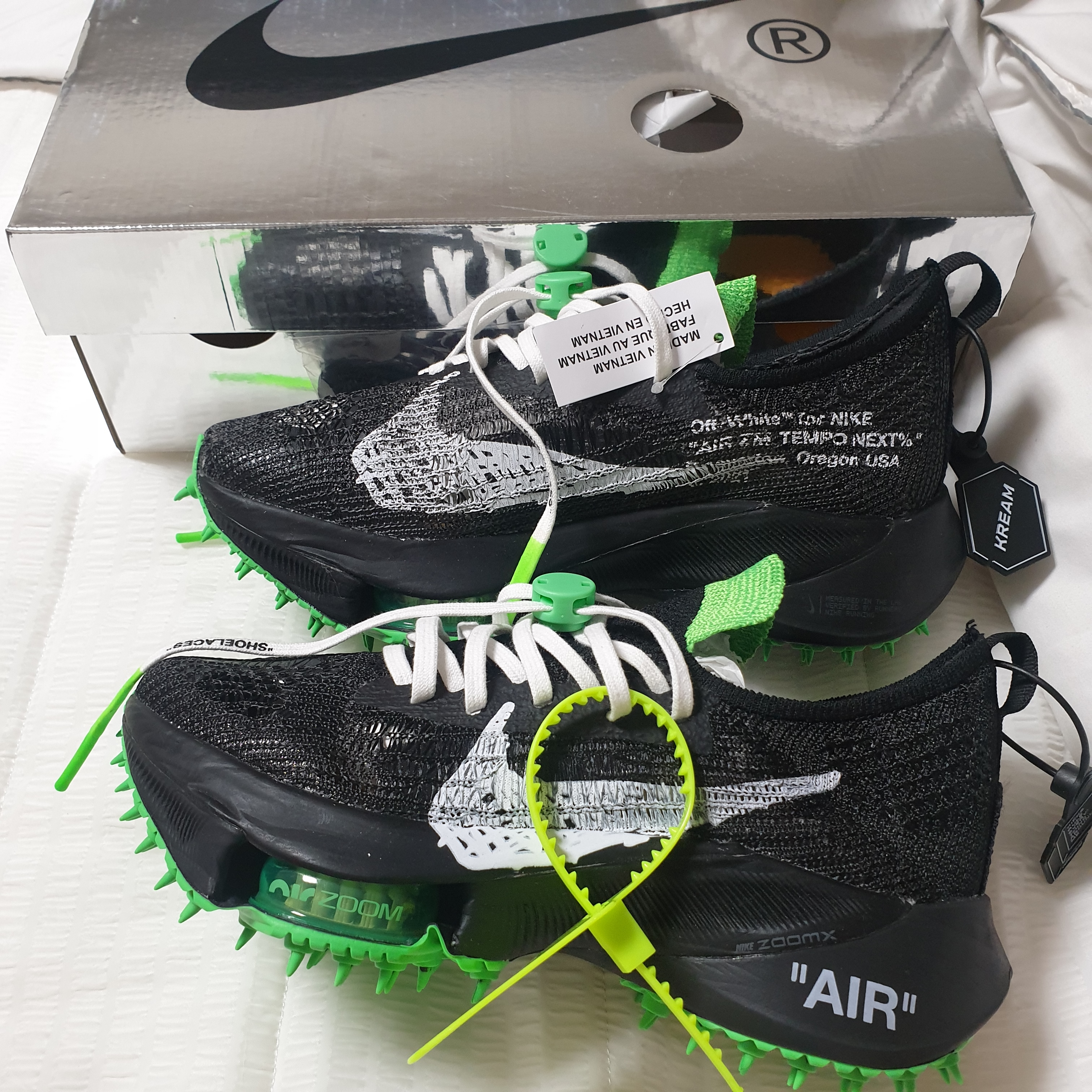 Nike x Off-White Air Zoom Tempo Next% Black 착용 스타일 - 2