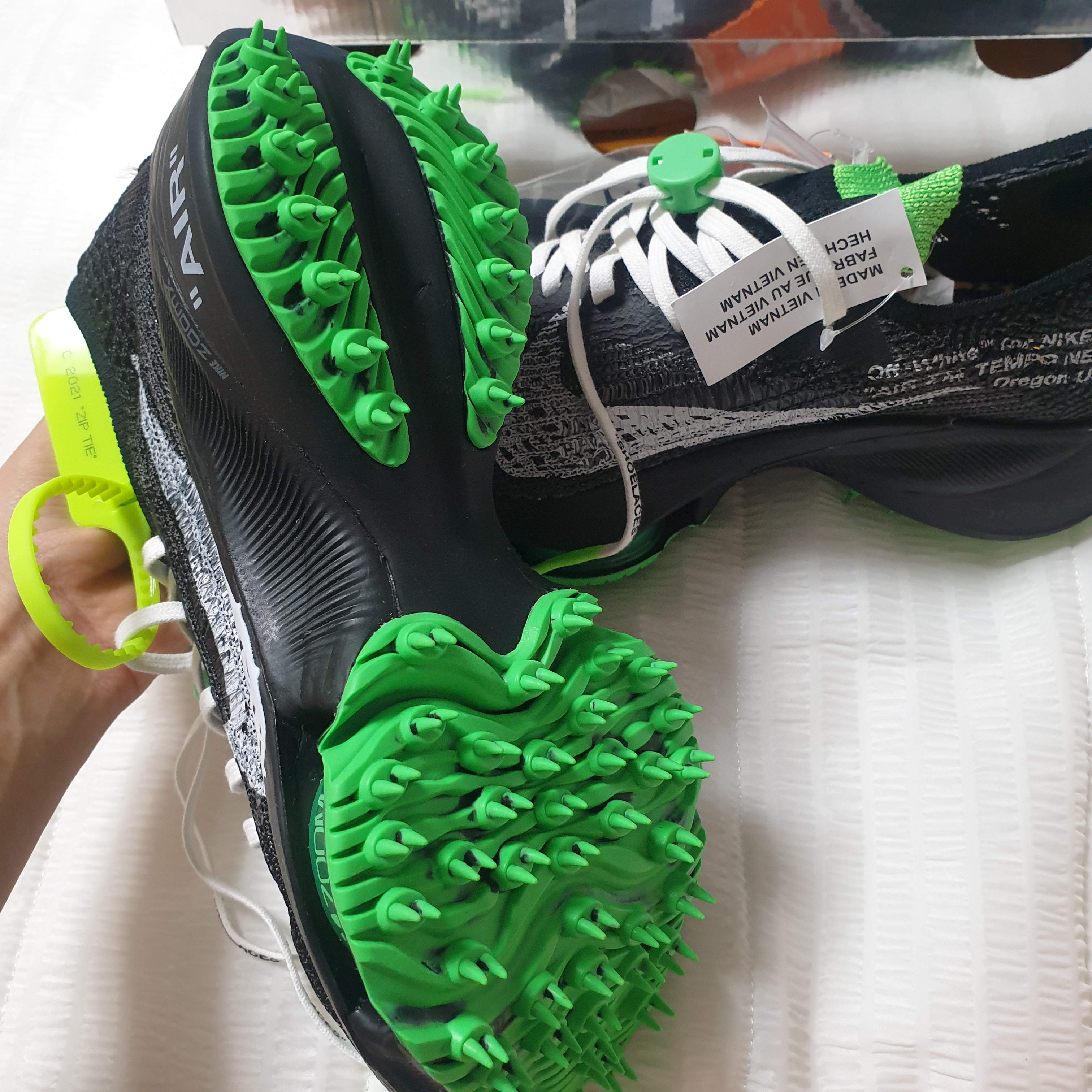 Nike x Off-White Air Zoom Tempo Next% Black 착용 스타일 - 4